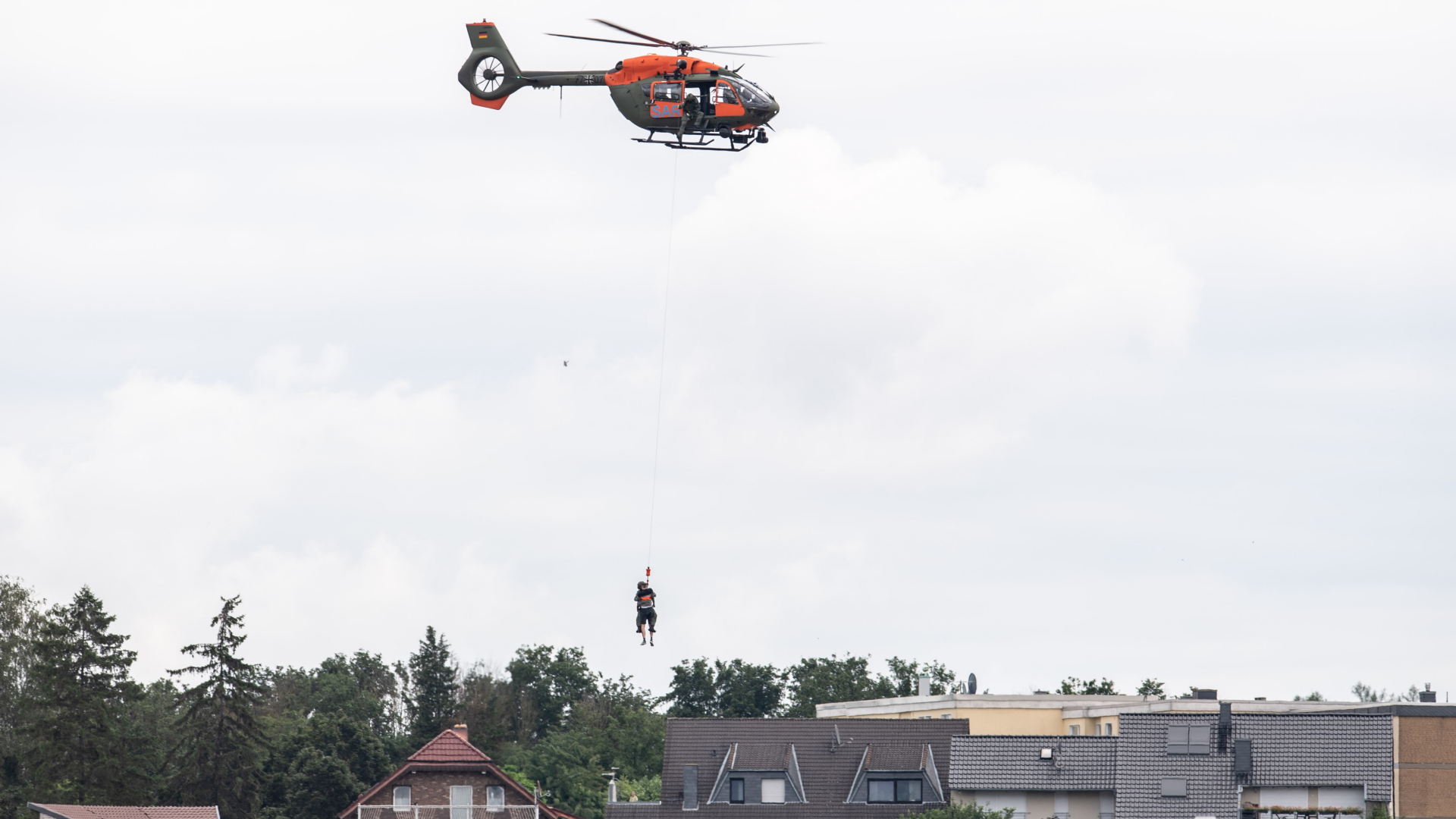 Nordrhein-Westfalen, Swisttal: Mithilfe einer Seilwinde werden Menschen aus ihren Häusern im Ortsteil Heimerzheim gerettet. | dpa