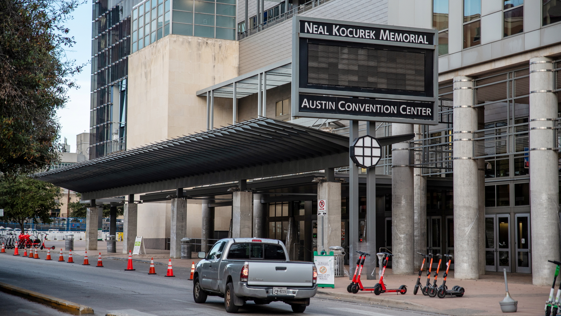 Ein Auto fährt am Neal Kocurec Memorial Center in Austin, Texas, vorbei, wo das Festival South by Southwest stattfinden sollte | REUTERS
