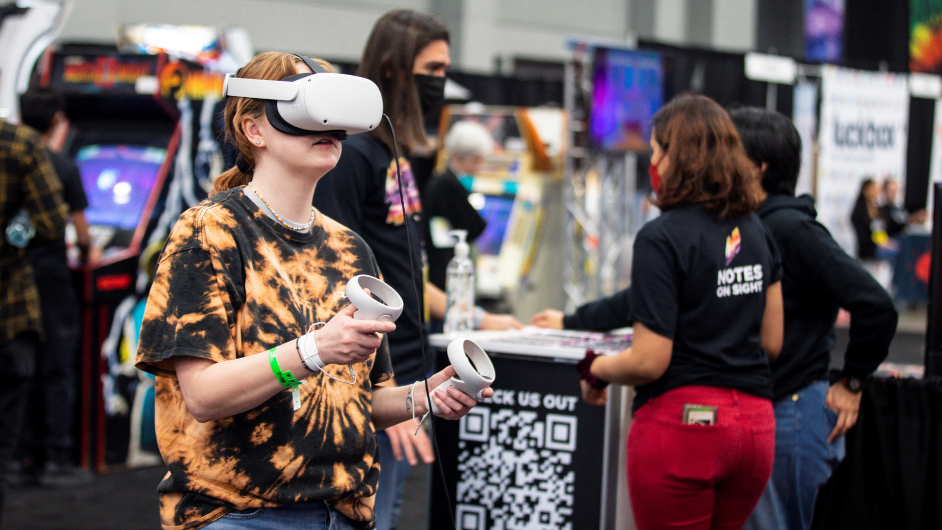 Eine Besucherin der SXSW in Austin testet eine VR-Brille | REUTERS