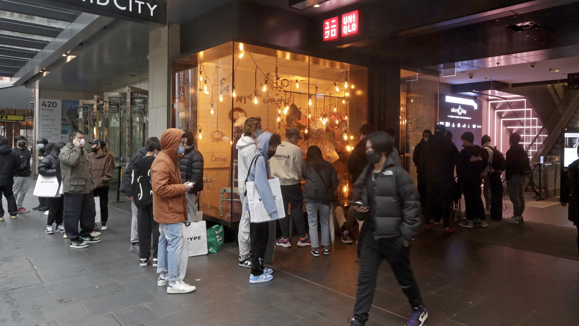Menschen stehen in einer Warteschlange vor einem Geschäft in Sydney am Ende des Lockdowns | AP