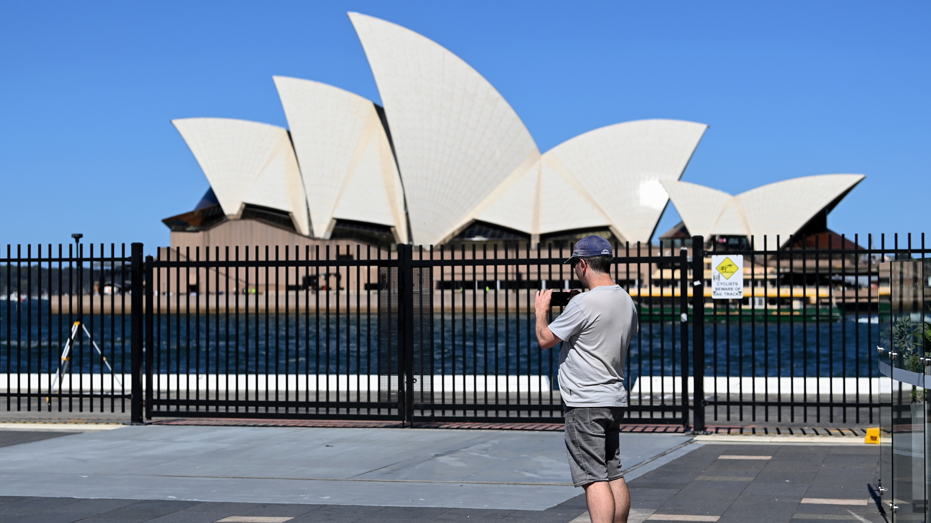 Ein Mann fotografiert das Opernhaus in Sydney