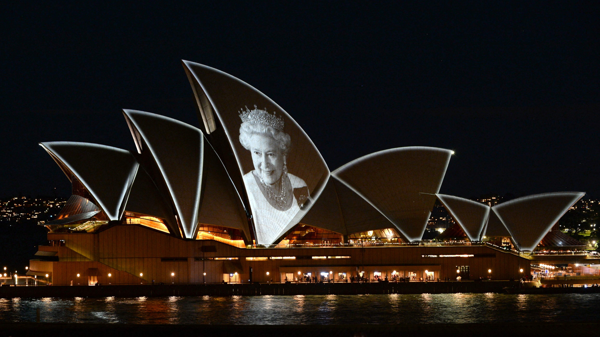 Das Gesicht der verstorbenen britischen Königin Elizabeth II. wird auf die Segel des Opernhauses in Sydney projiziert  | AFP