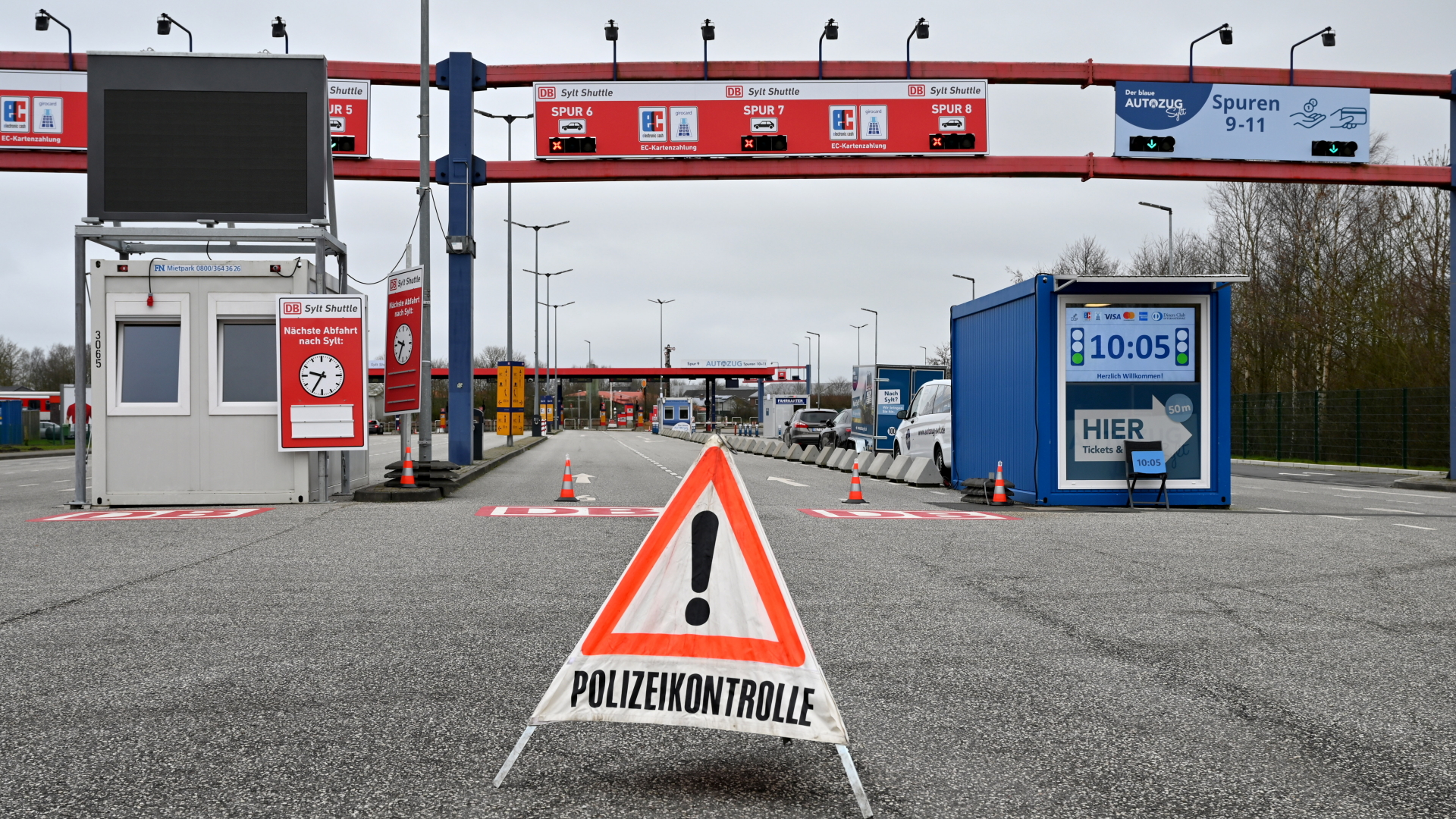 Ein Schild "Polizeikontrolle" steht in Niebüll an der Einfahrt zur Verladestation nach Sylt.  | dpa