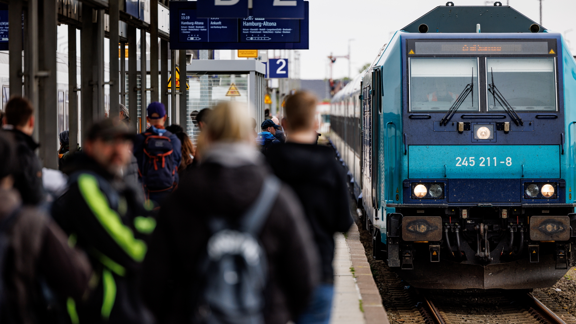 Fahrgäste drängeln sich auf dem Bahnsteig des Bahnhofs Westerland auf Sylt.  | dpa