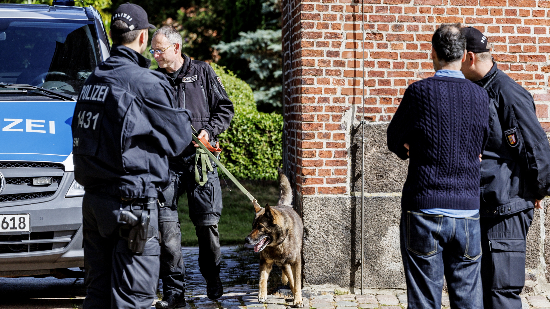 Polizeibeamte sind mit einem Spürhund auf Sylt im Einsatz. | dpa