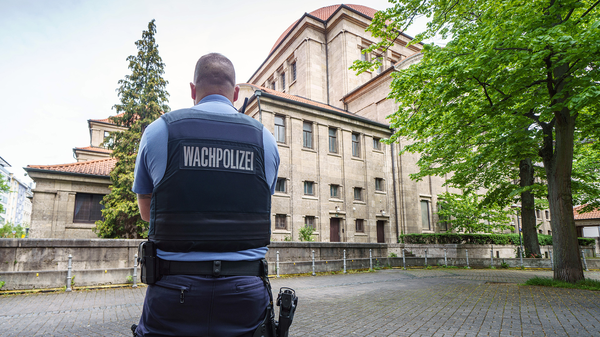 Ein Beamter der Wachpolizei steht vor der Synagoge im Frankfurter Westend.