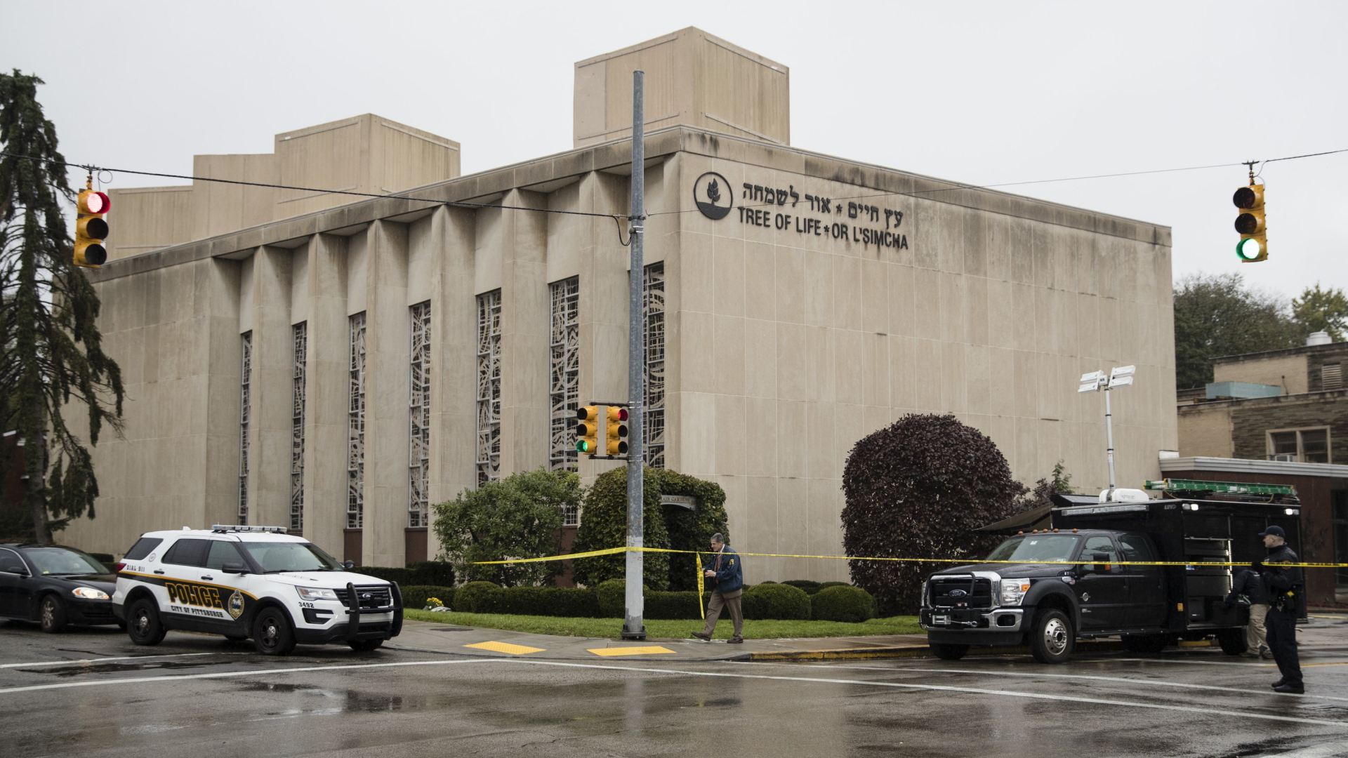 Polizeifahrzeuge auf der Straße vor der Tree-of-Life-Synagoge in Pittsburgh, an der ein Attentäter elf Menschen erschoss. | Bildquelle: dpa