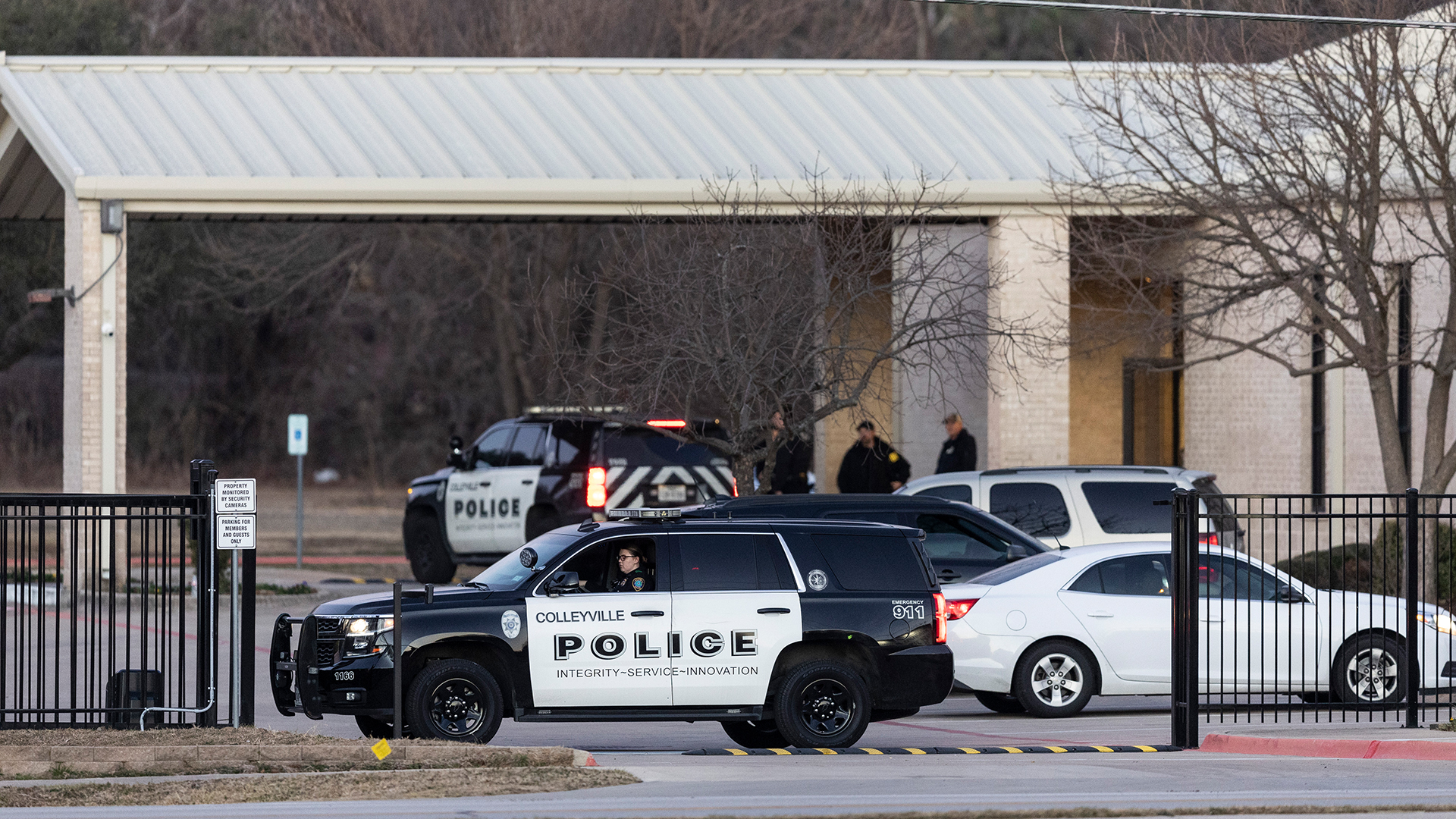 Polizeiwagen stehen vor einer Synagoge in Texas. | dpa