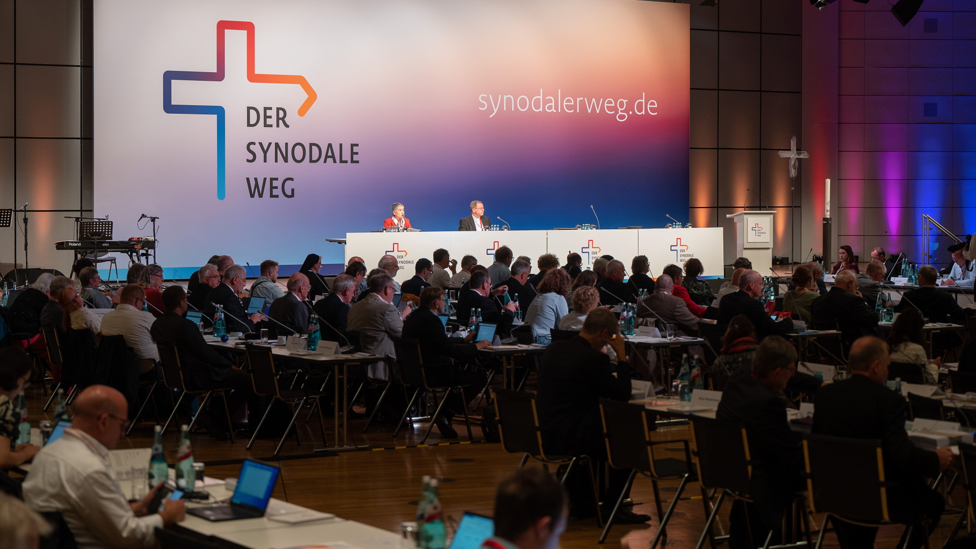 Teilnehmer und Podium der Synodalversammlung in Frankfurt am Main | dpa
