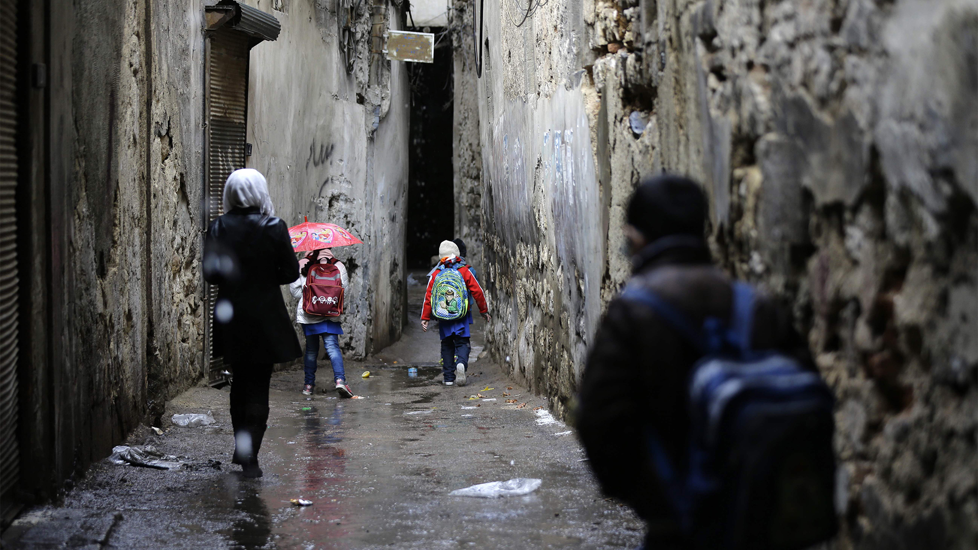 Syrische Schüler auf Ihrem Weg zur Schule durch die Altstadt von Damaskus. Spannungen zwischen Regierungstruppen und Rebellen eskalierten in der zweiten Februarwoche, was fast ein Dutzend Schulen in der Altstadt dazu zwang, für mehrere Tage zu schließen und verängstigte Eltern dazu veranlasste, Kinder zu Hause zu behalten. | AFP