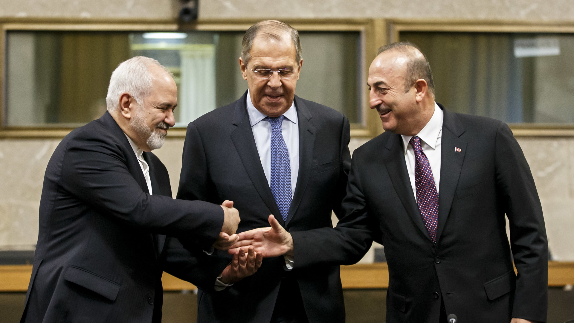 Die Außenminister Russlands, der Türkei und des Iran geben sich die Hände. | Bildquelle: dpa