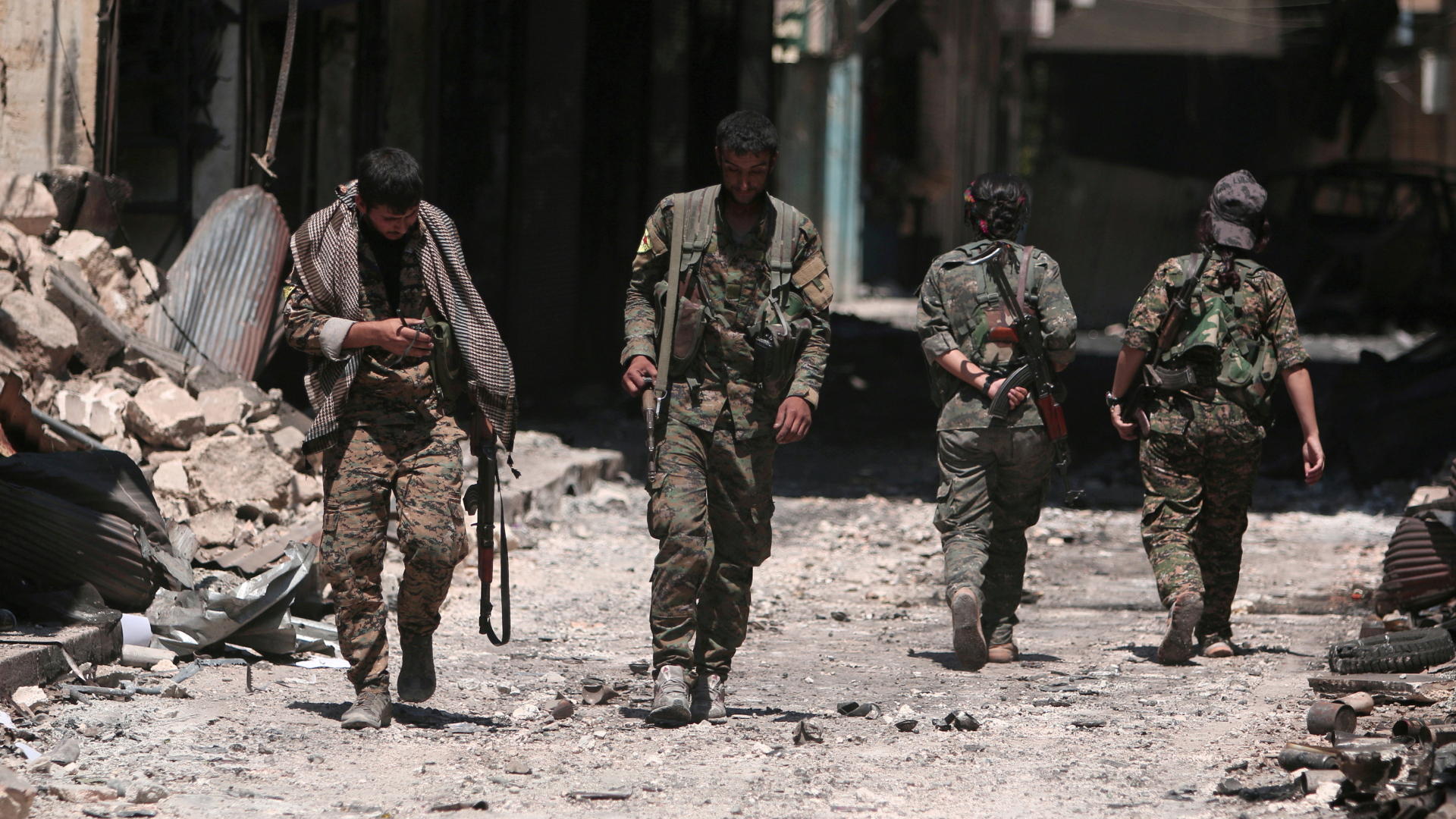 Soldaten gehen durch Manbidsch | Bildquelle: REUTERS