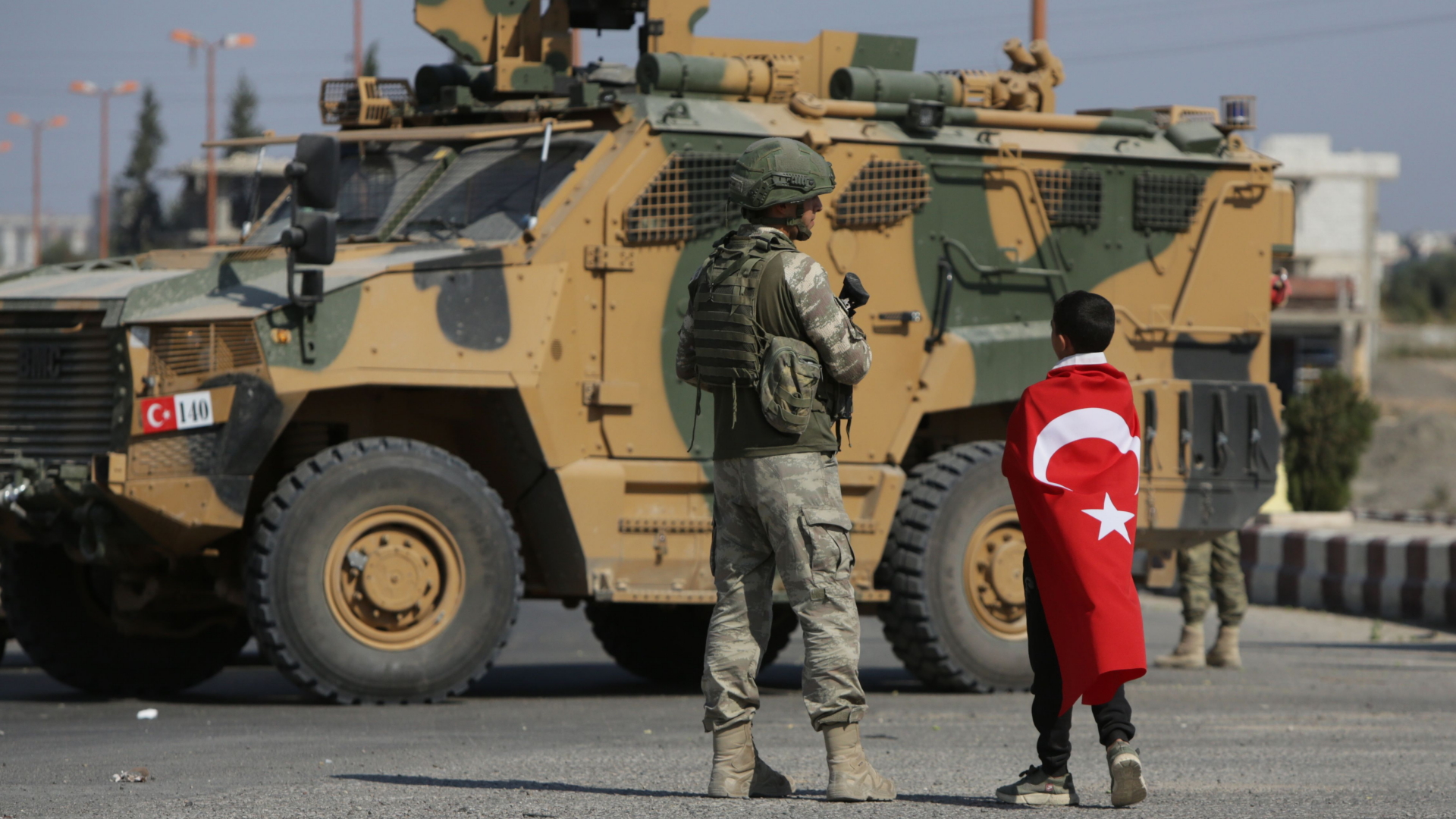 Ein türkischer Soldat patrouilliert in der nordsyrischen Stadt Tal Abyad