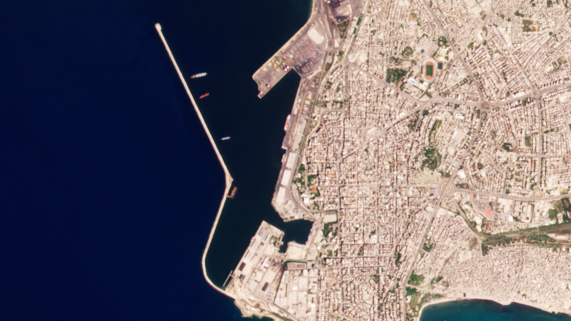 Dieses Satellitenbild von Planet Labs PBC soll das unter russischer Flagge fahrende Schiff "Matros Pozynich" (Mitte), im Hafen von Latakia in Syrien zeigen | dpa