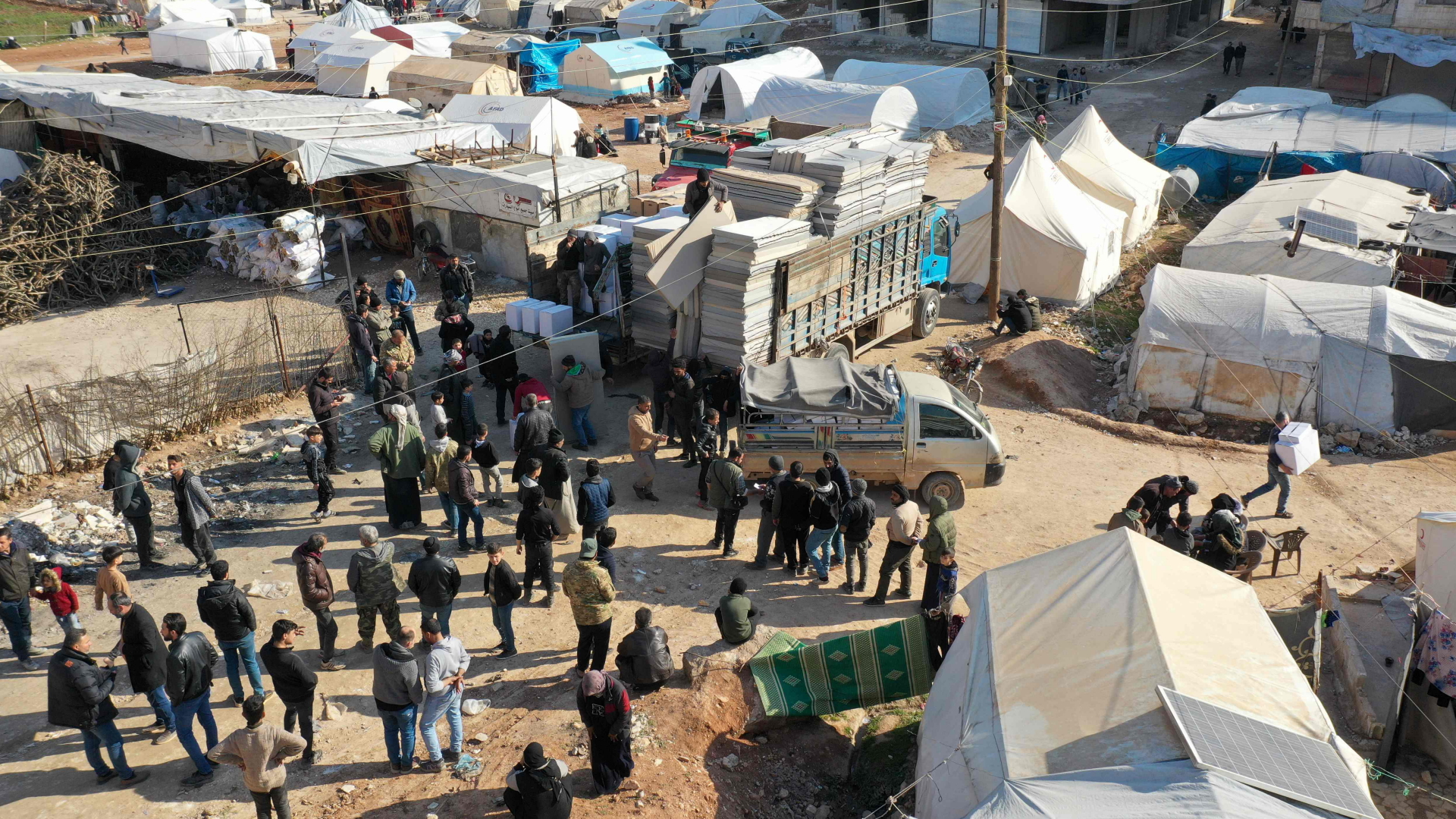 Hilfsgüter werden in eine Zeltstadt bei Afrin angeliefert 