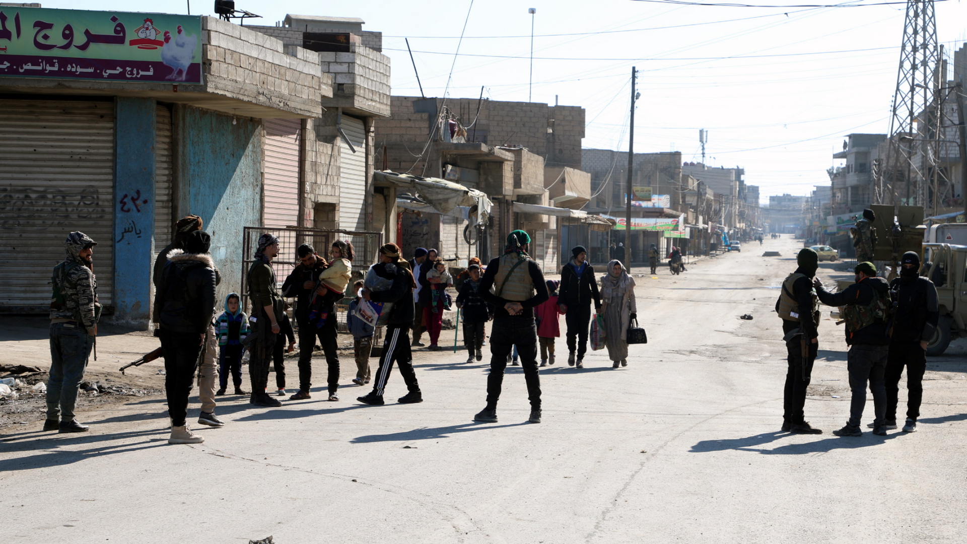 Kämpfer der SDF sichern nach einem IS-Angriff die syrische Stadt Al-Hassakah. | EPA