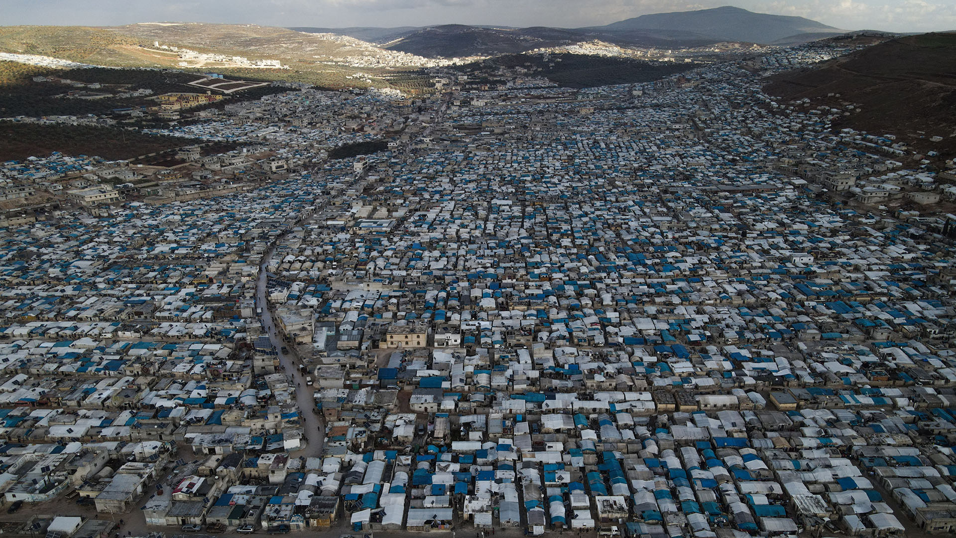Zelte und Unterkünfte von Binnenflüchtlingen sind im Flüchtlingslager Atma an der türkisch-syrischen Grenze dicht aneinandergereiht. (Archivbild: 15.01.2021) | picture alliance/dpa