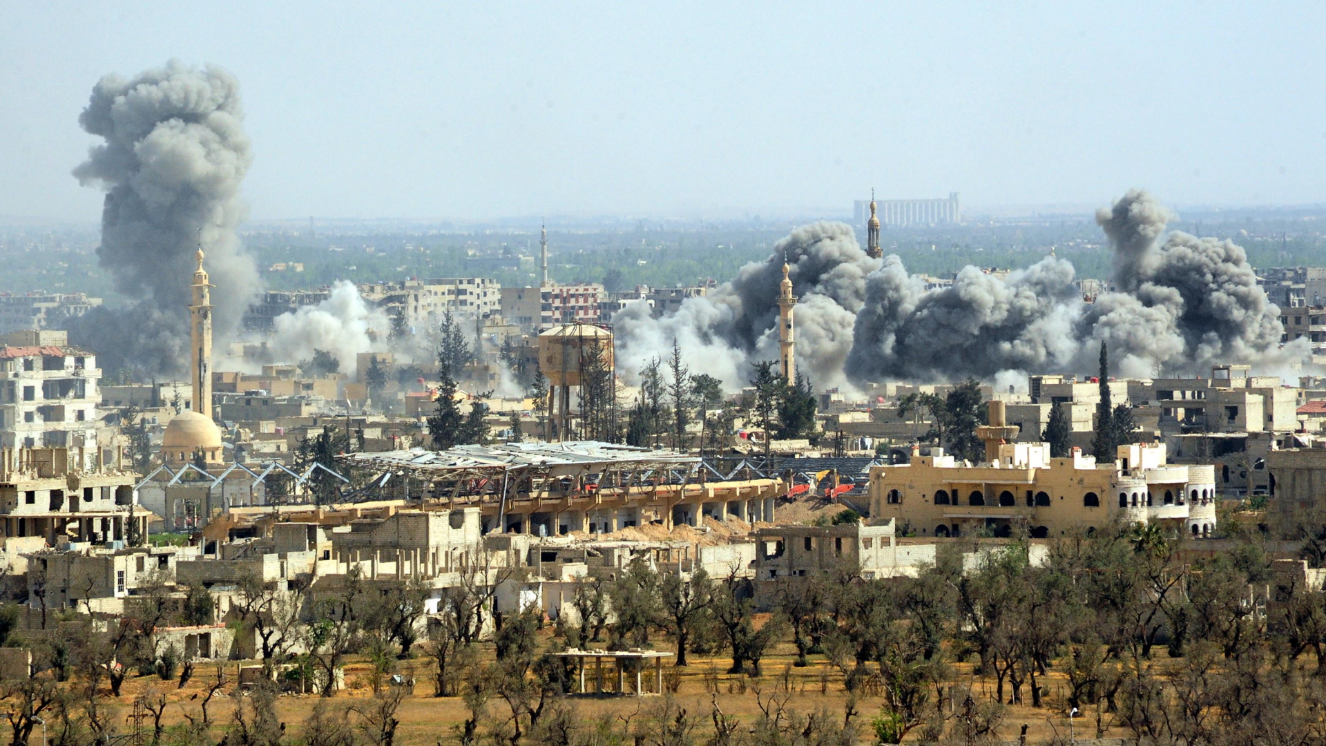 Rauch steigt nach erneuten Luftangriffen über der syrischen Rebellenhochburg Duma auf. | dpa