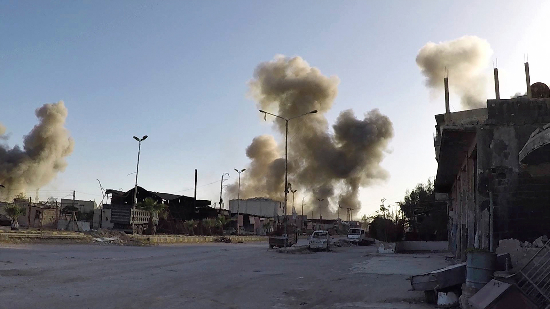 Rauch steigt nach erneuten Luftangriffen über der syrischen Rebellenhochburg Duma auf.