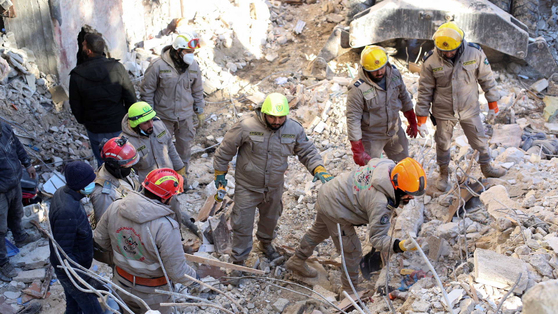 Im syrischen Latakia suchen Rettungskräfte nach schweren Erdbeben in Trümmern nach Überlebenden.
