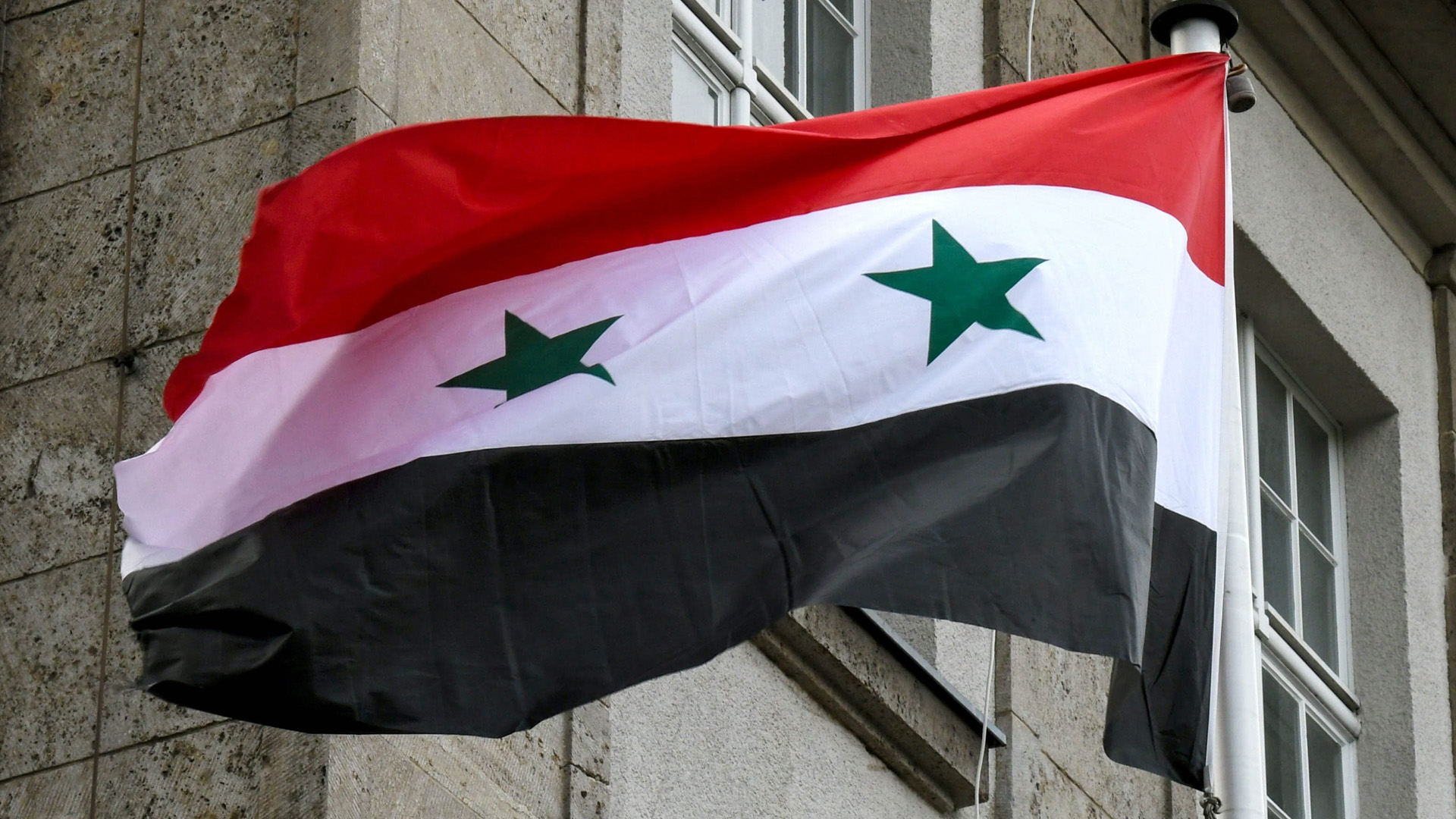 Die syrische Fahne weht vor der Botschaft der Arabischen Republik Syrien in Berlin (Archivbild: 2020) | picture alliance / Winfried Roth