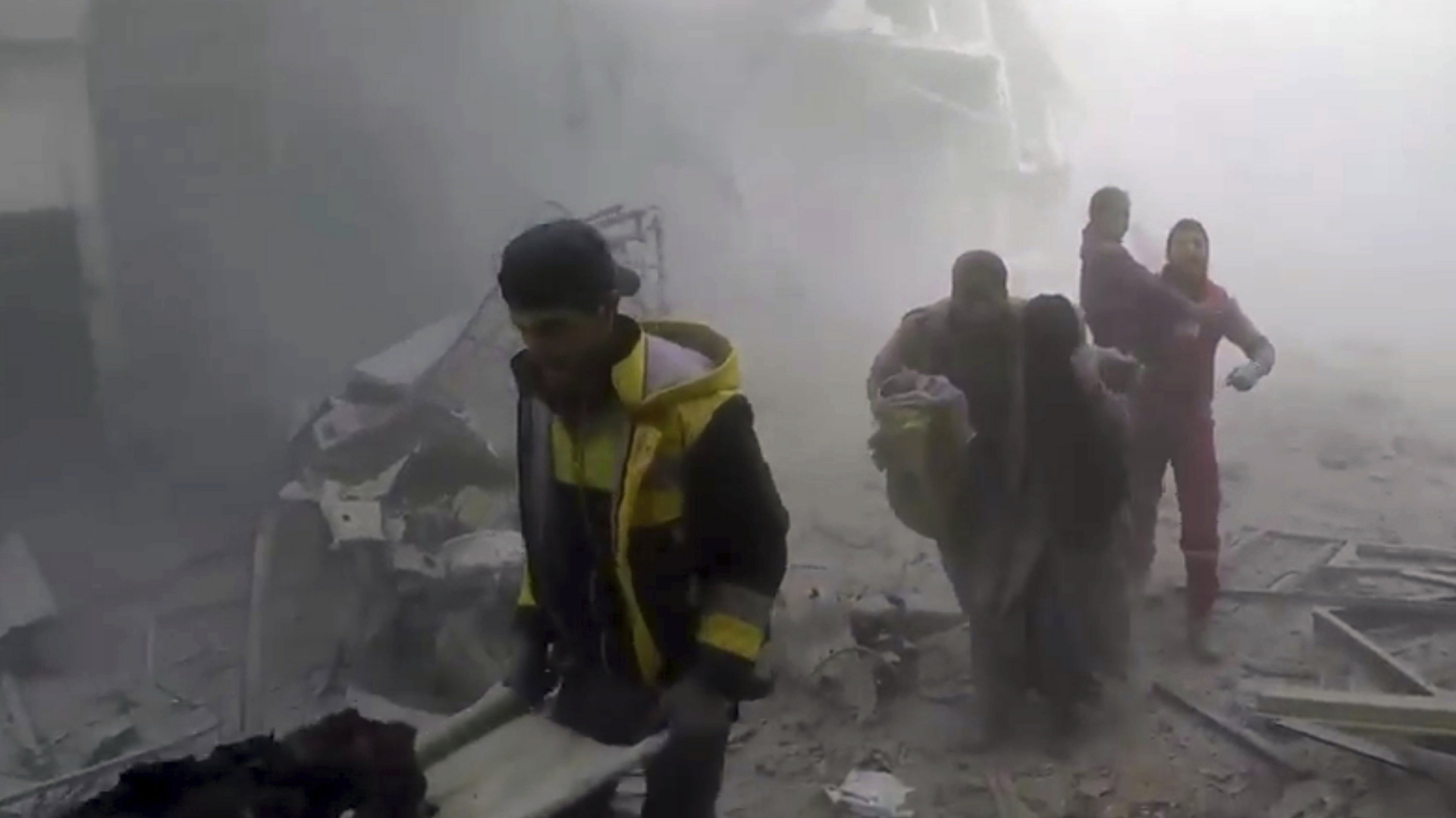 Helfer des Zivilschutzes leiten verletzte Zivilisten aus den zerstörten Gebieten im syrischen Ost-Ghouta. | dpa