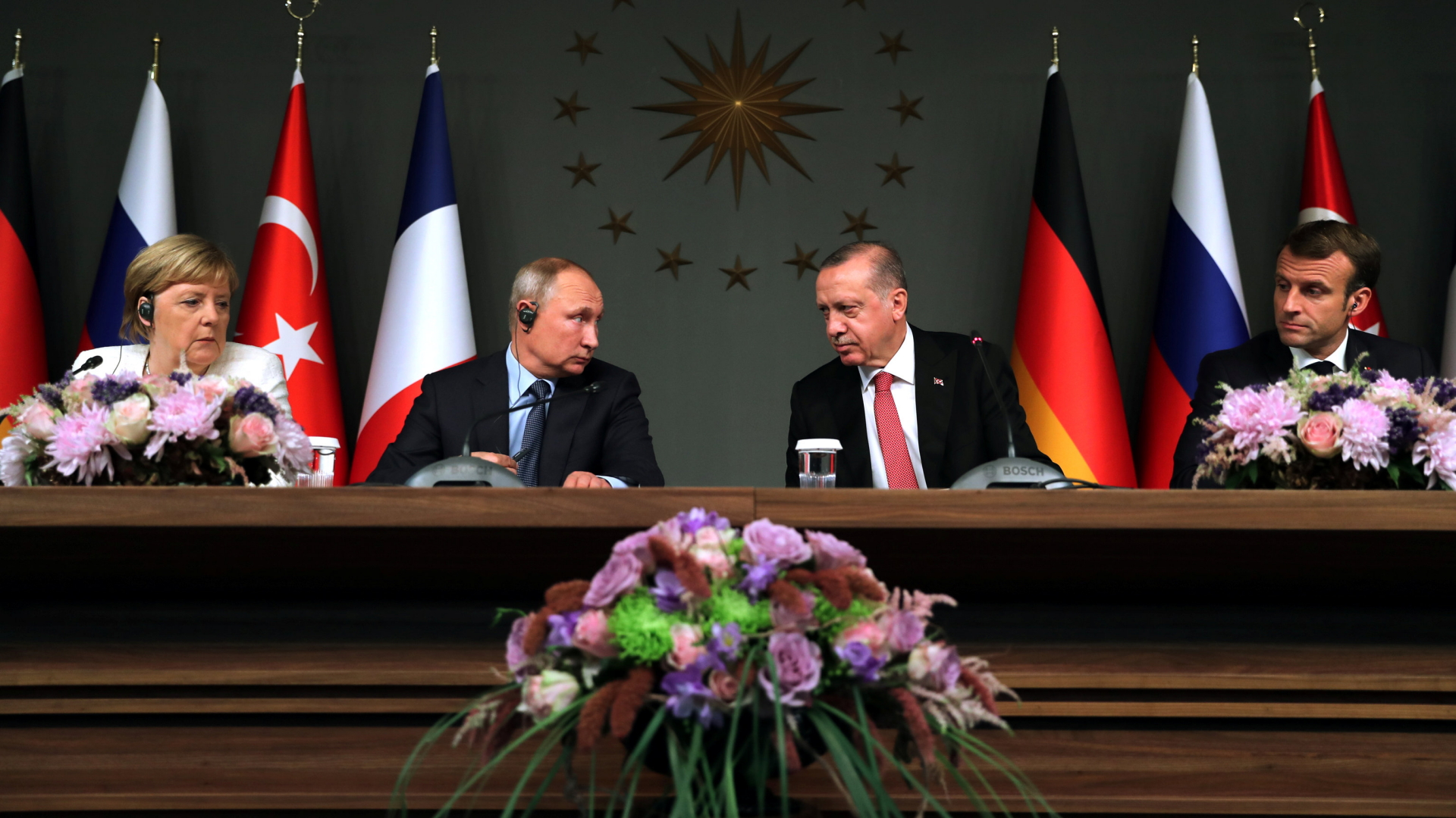 Die Teilnehmer des Syrien-Gipfels in Istanbul geben die Abschlusspressekonferenz (von links): Bundeskanzlerin Merkel, der russische Präsident Putin, sein türkischer Amtskollege Erdogan und Frankreichs Präsident Macron.  | Bildquelle: REUTERS