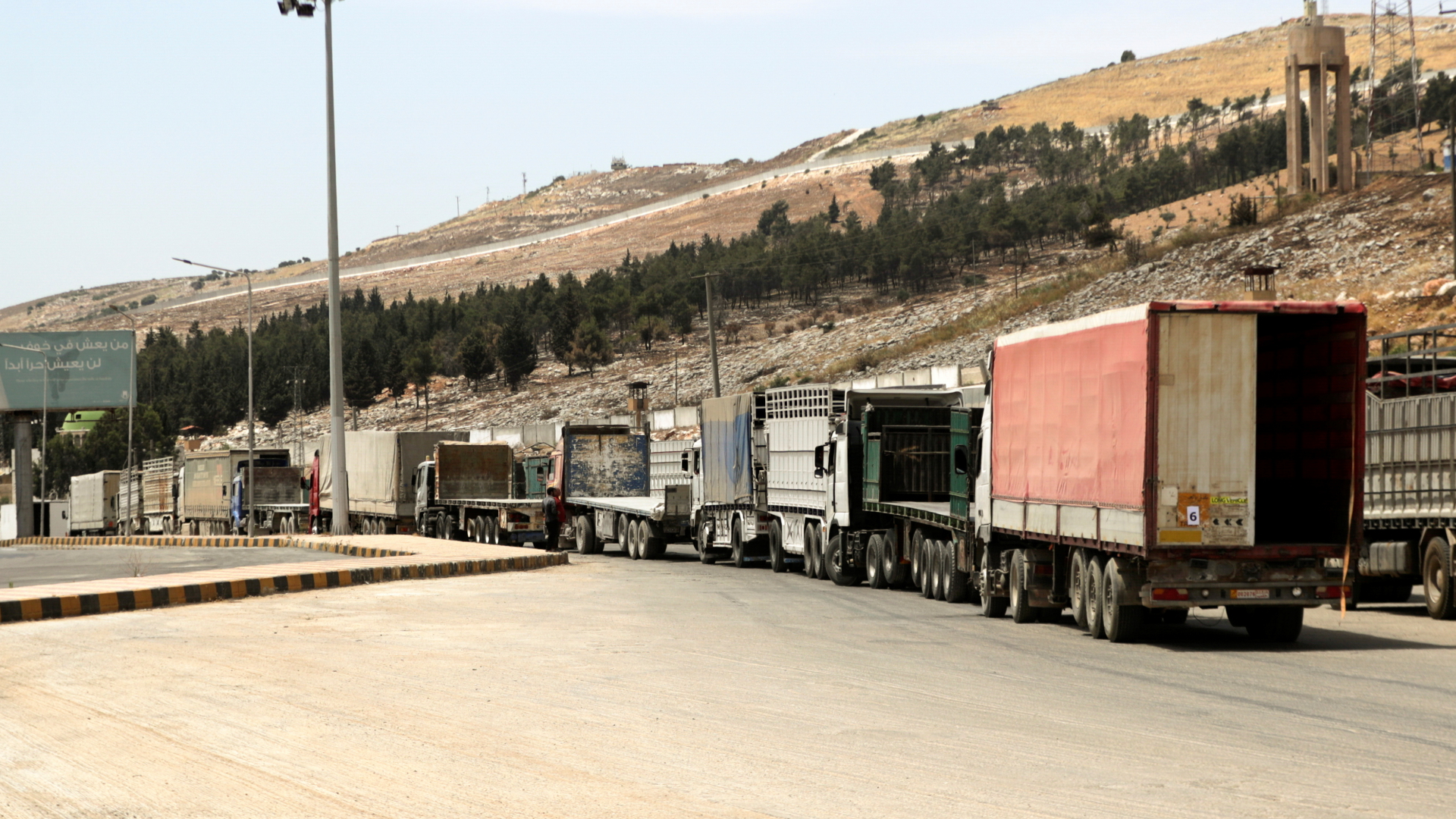 Am syrischen Grenzübergang Bab al-Hawa stauen sich Lkw mit Hilfslieferungen | REUTERS