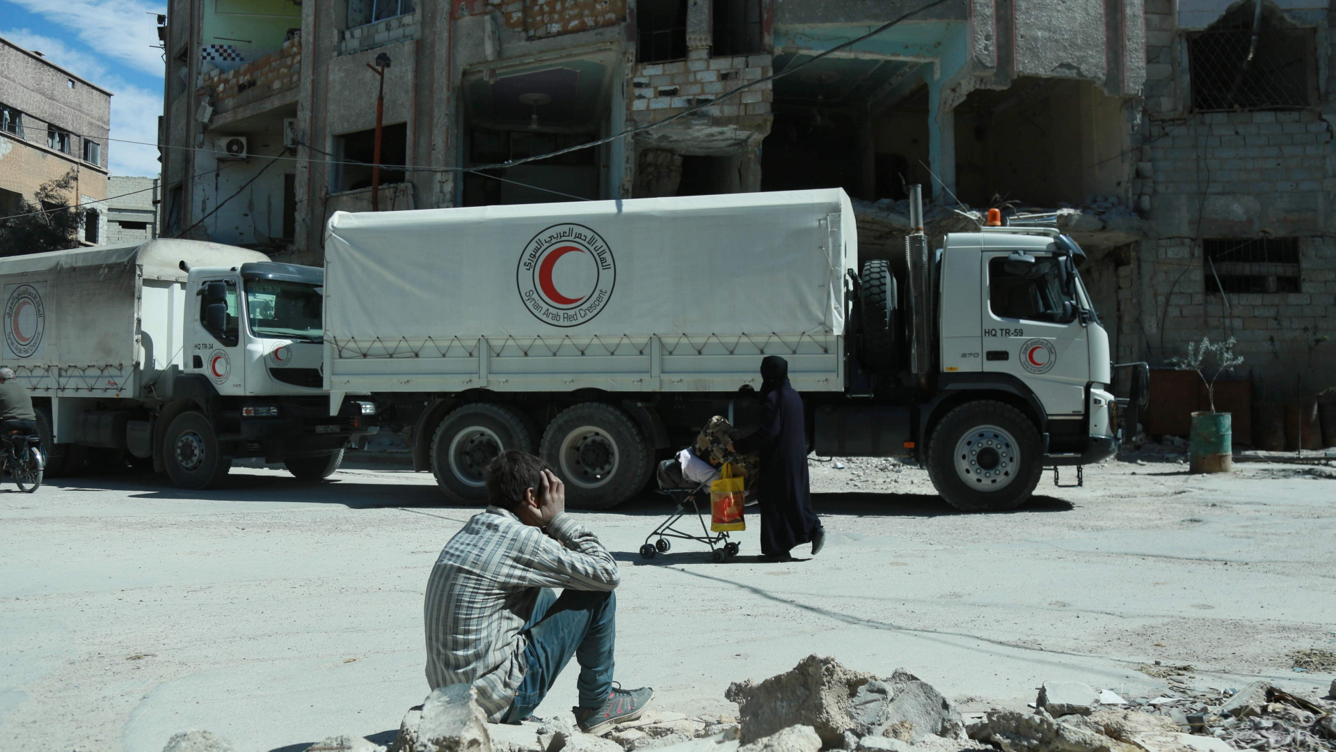 Lastwagen des Internationale Komitees des Roten Kreuzes bringen humanitäre Hilfe in die syrische Stadt Duma. | AFP