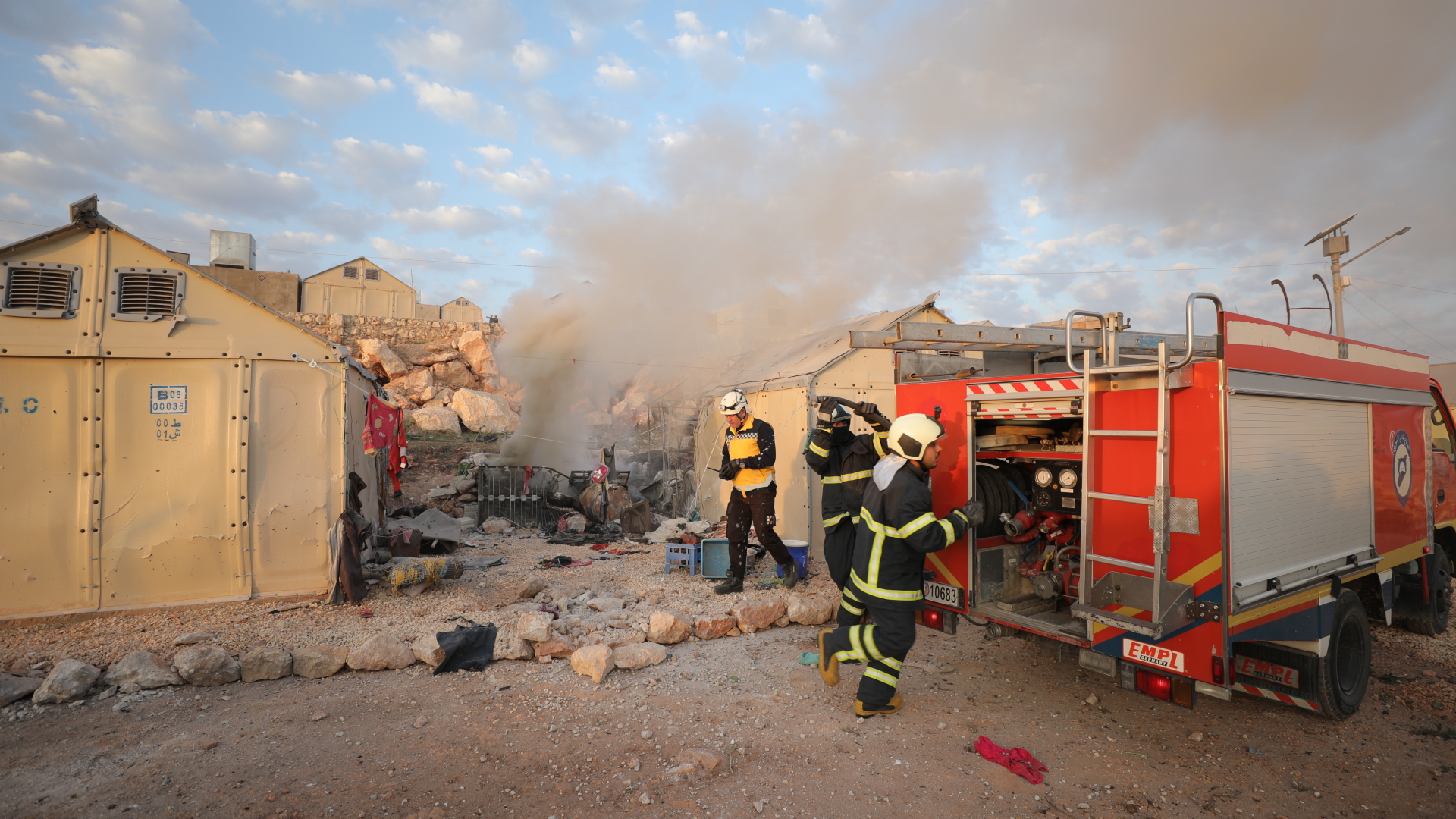 Feuerwehreinsatz nach der Bombardierung des Flüchtlingscamps Maram in der Provinz Idlib, Syrien | EPA