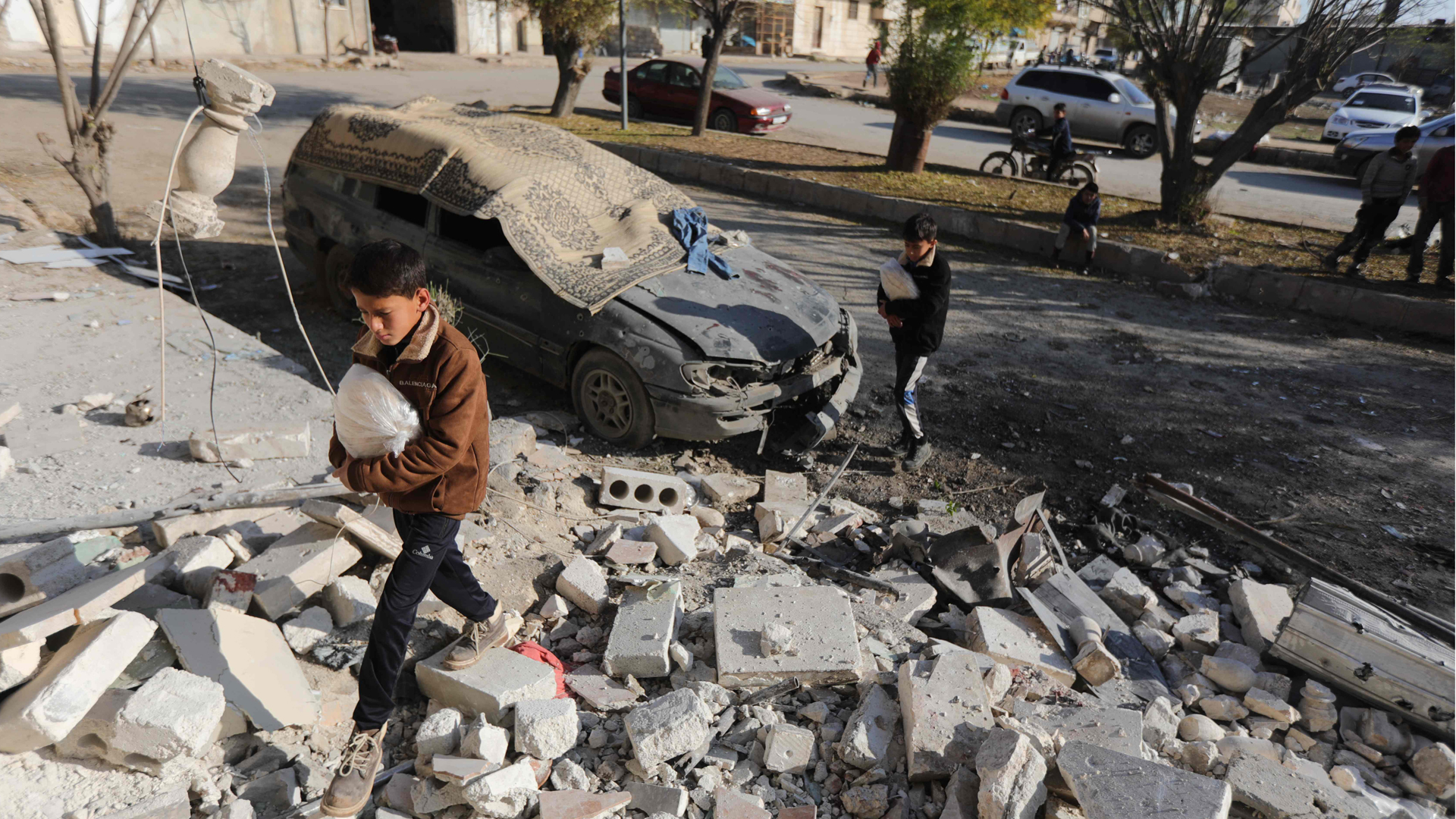 Trümmer liegen auf einer Straße in der Stadt Azaz (Syrien). | AFP