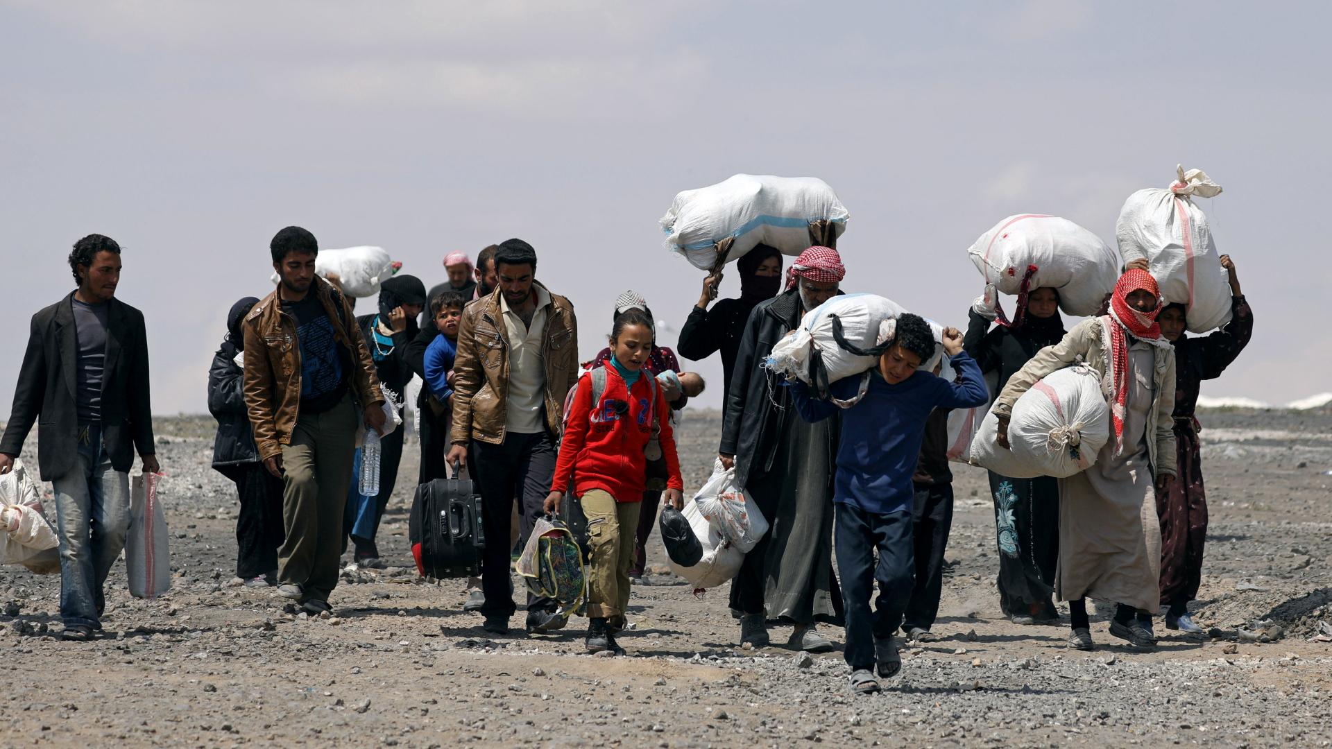 Syrer auf der Flucht aus Raqqa | REUTERS