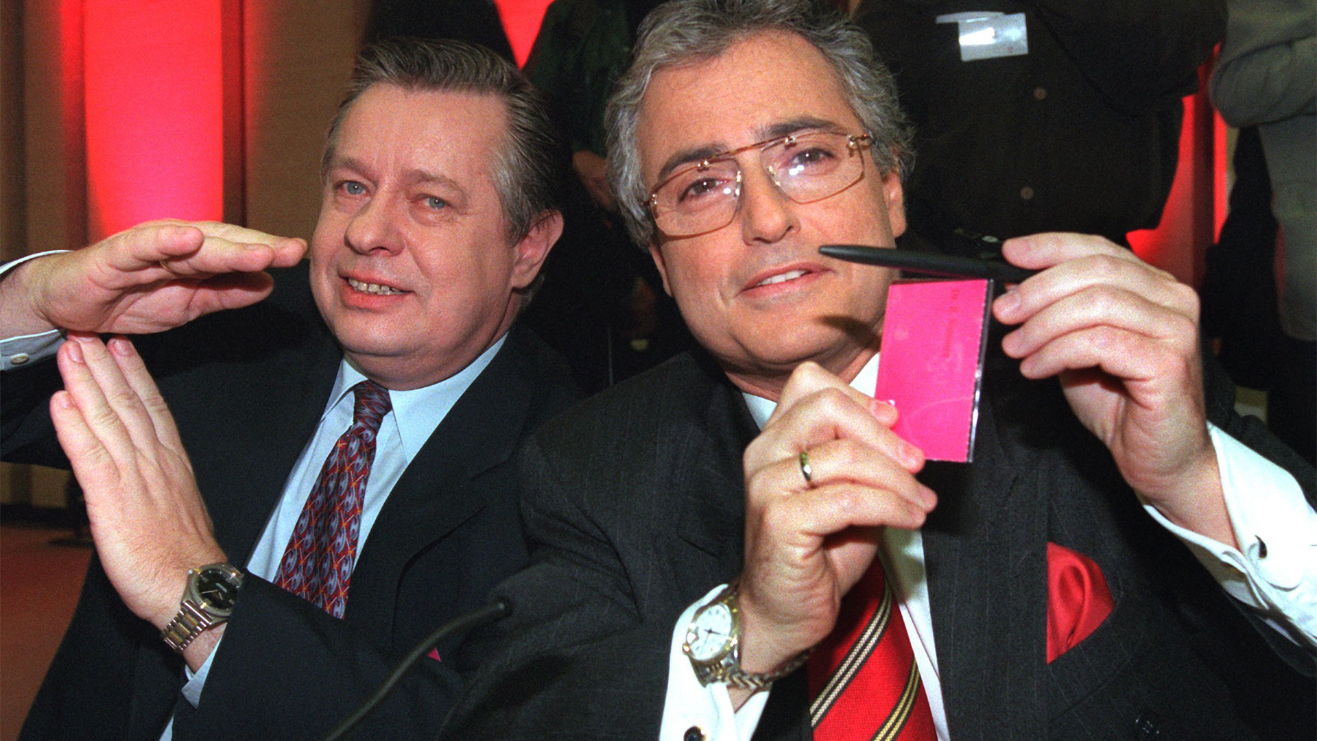 Der Vorstandsvorsitzende der Telekom, Ron Sommer (r), und Telekom-Finanzvorstand Joachim Kröske