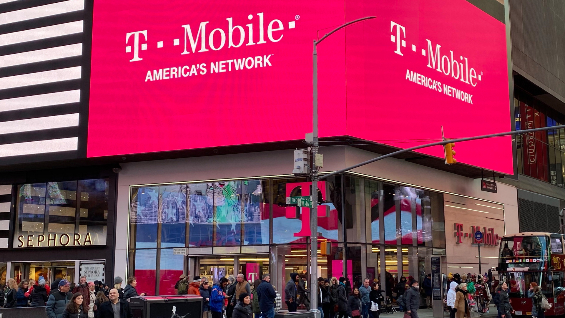 T-Mobile-Logo an einem Laden in den USA | dpa