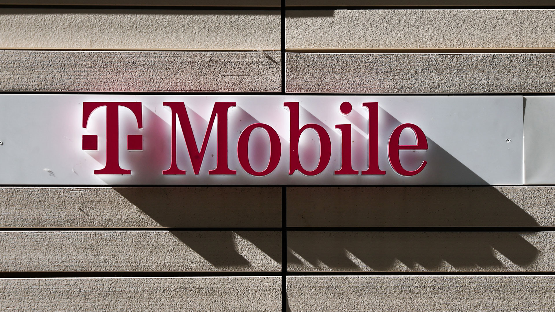T-Mobile-Logo an einem Gebäude in Chicago | picture alliance / NurPhoto