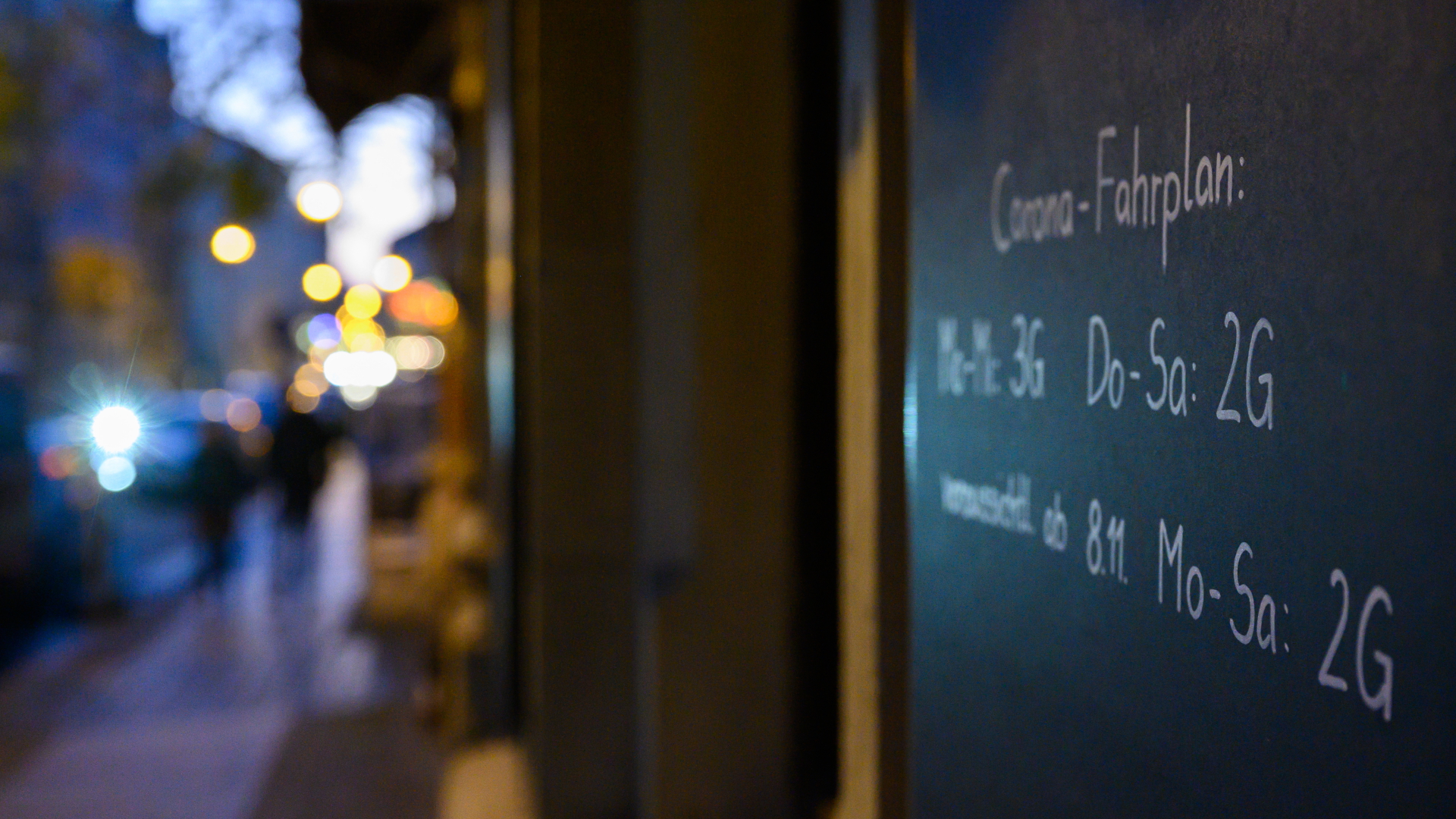 Ein sogenannter Corona-Fahrplan mit 3G- und 2G-Regel steht auf einer Tafel an einer Bar in Dresden geschrieben. | dpa
