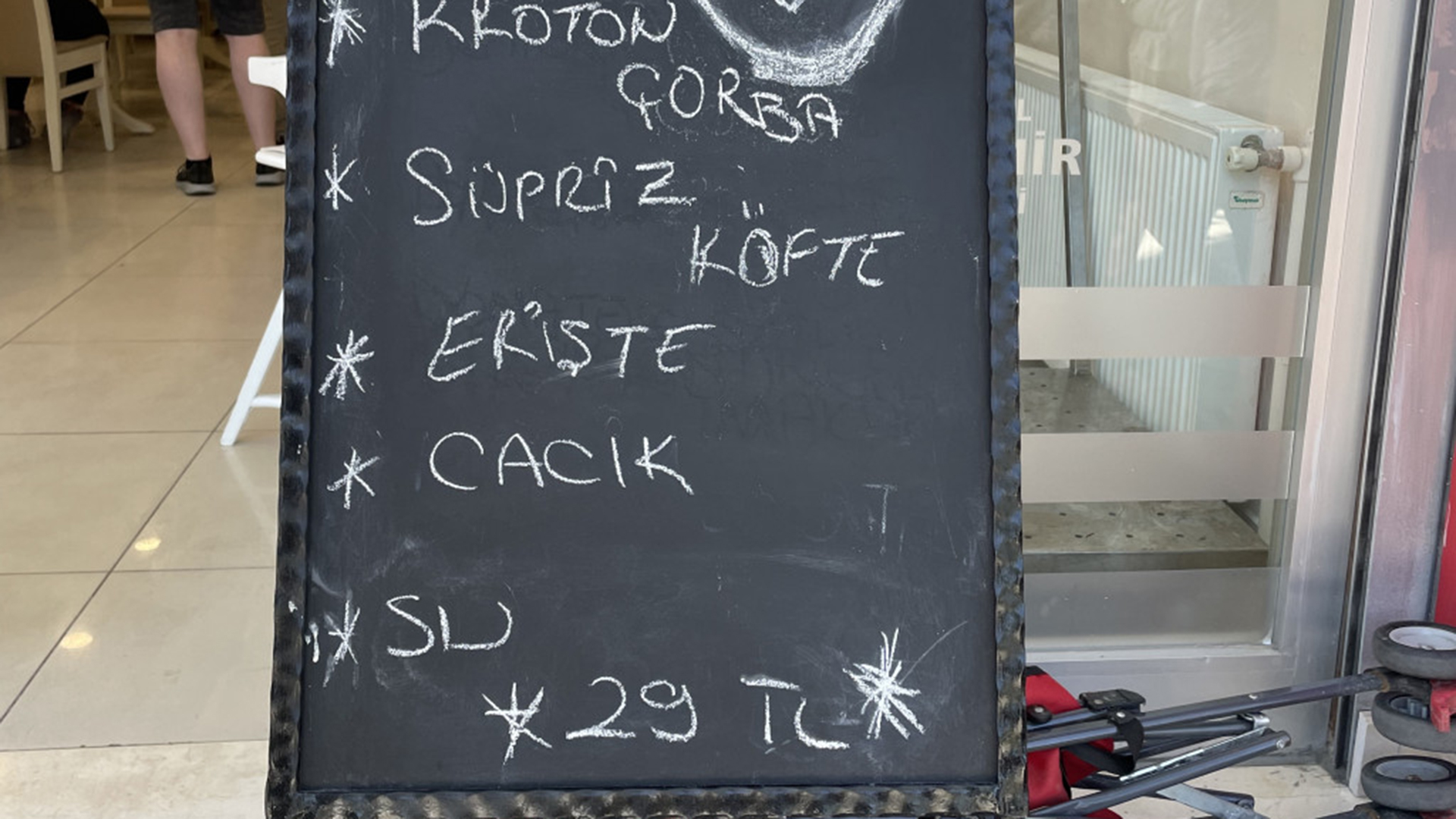 Auf einer Tafel steht das Angebot und der Preis der Suppenküche. | Karin Senz