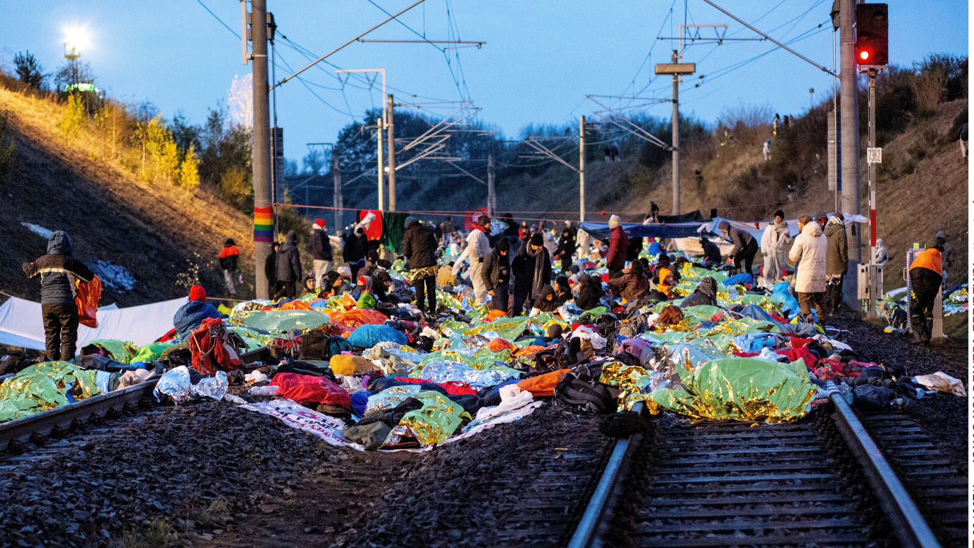 Aktivisten haben die Gleise der Hambach-Bahn besetzt | Bildquelle: JONAS NOLDEN/EPA-EFE/REX/Shutter