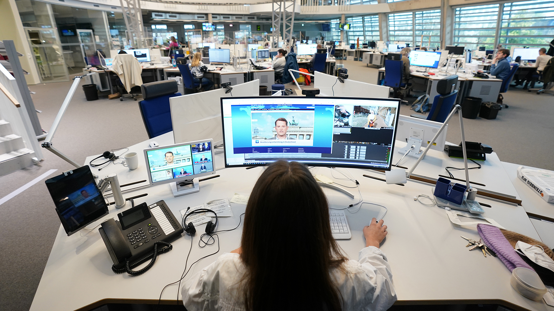 Blick in den Newsroom im neuen Nachrichtenhaus von ARD-aktuell auf dem NDR-Gelände. | dpa