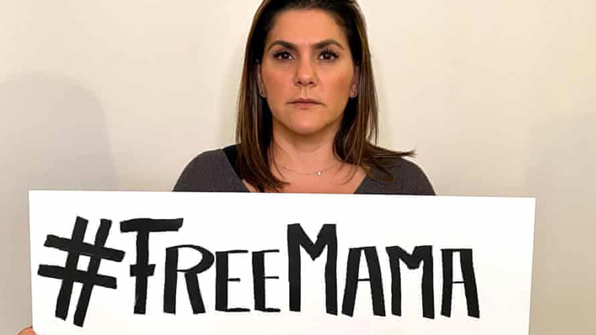 Mariam Claren protestiert für die Freilassung ihrer Mutter Nahid Taghavi. | <Mariam Claren>