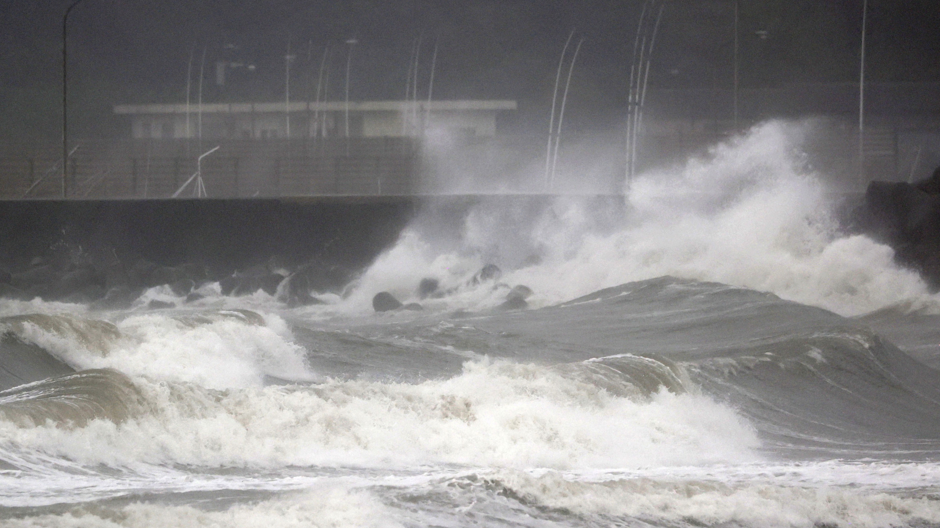 Hohe Wellen an der Küste von Miyazaki im Süden Japans | AP
