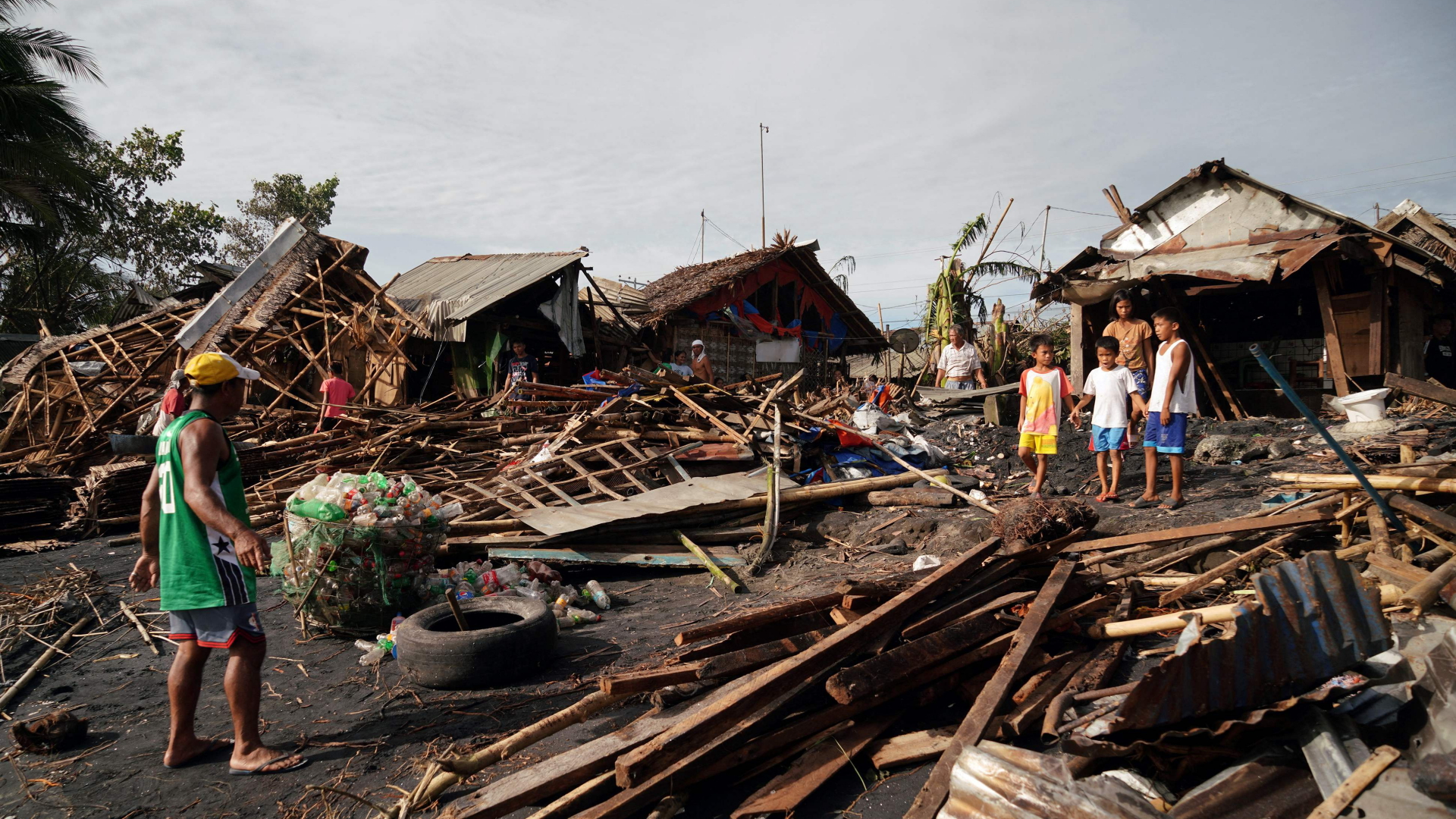Bewohner retten Habseligkeiten aus ihren zerstörten Häusern in der Küstenstadt Dulag. | AFP