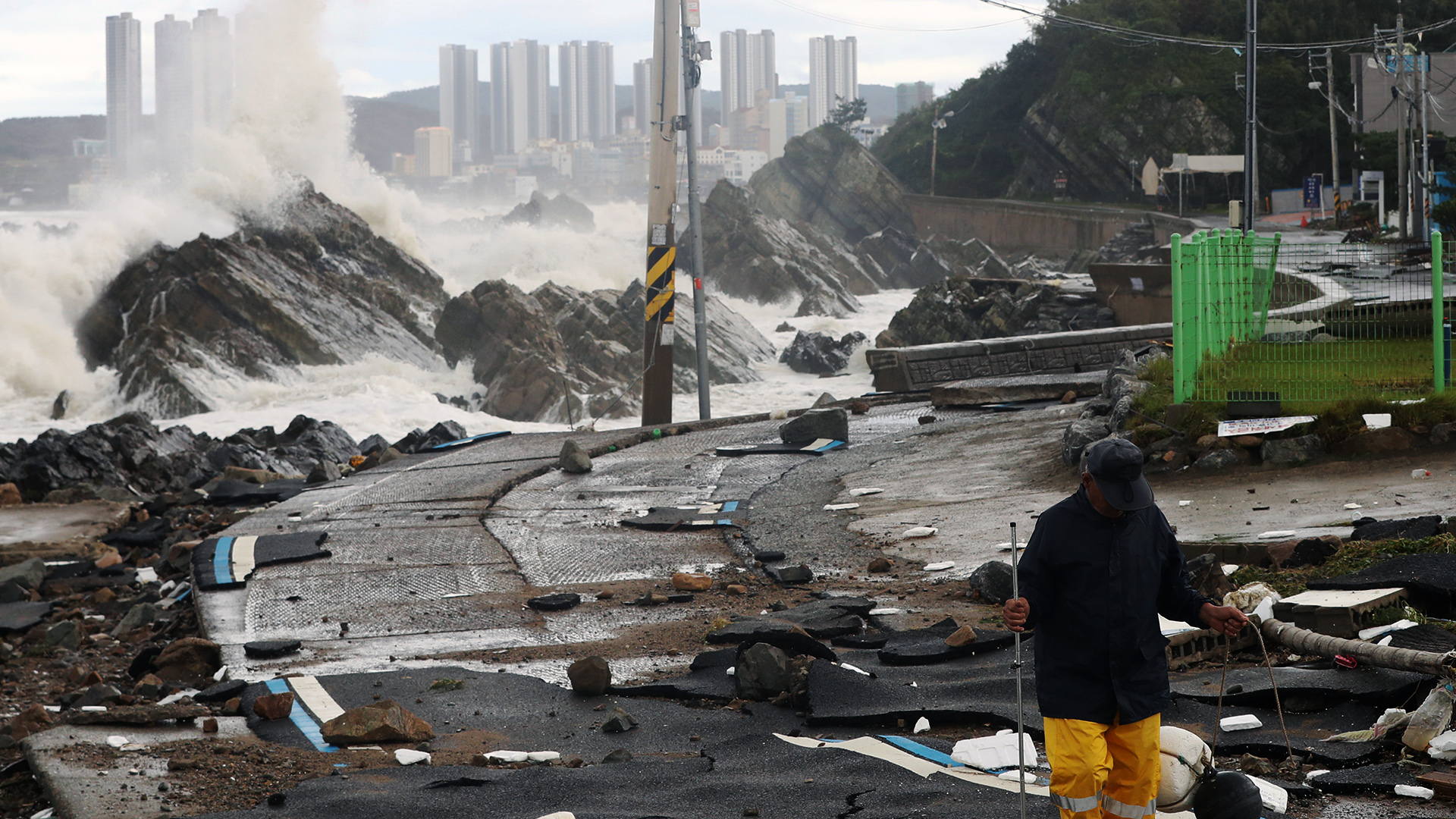 Eine Straße ist beschädigt nachdem hohe Wellen auf die Küste in Ulsan, Südkorea, getroffen sind. | dpa