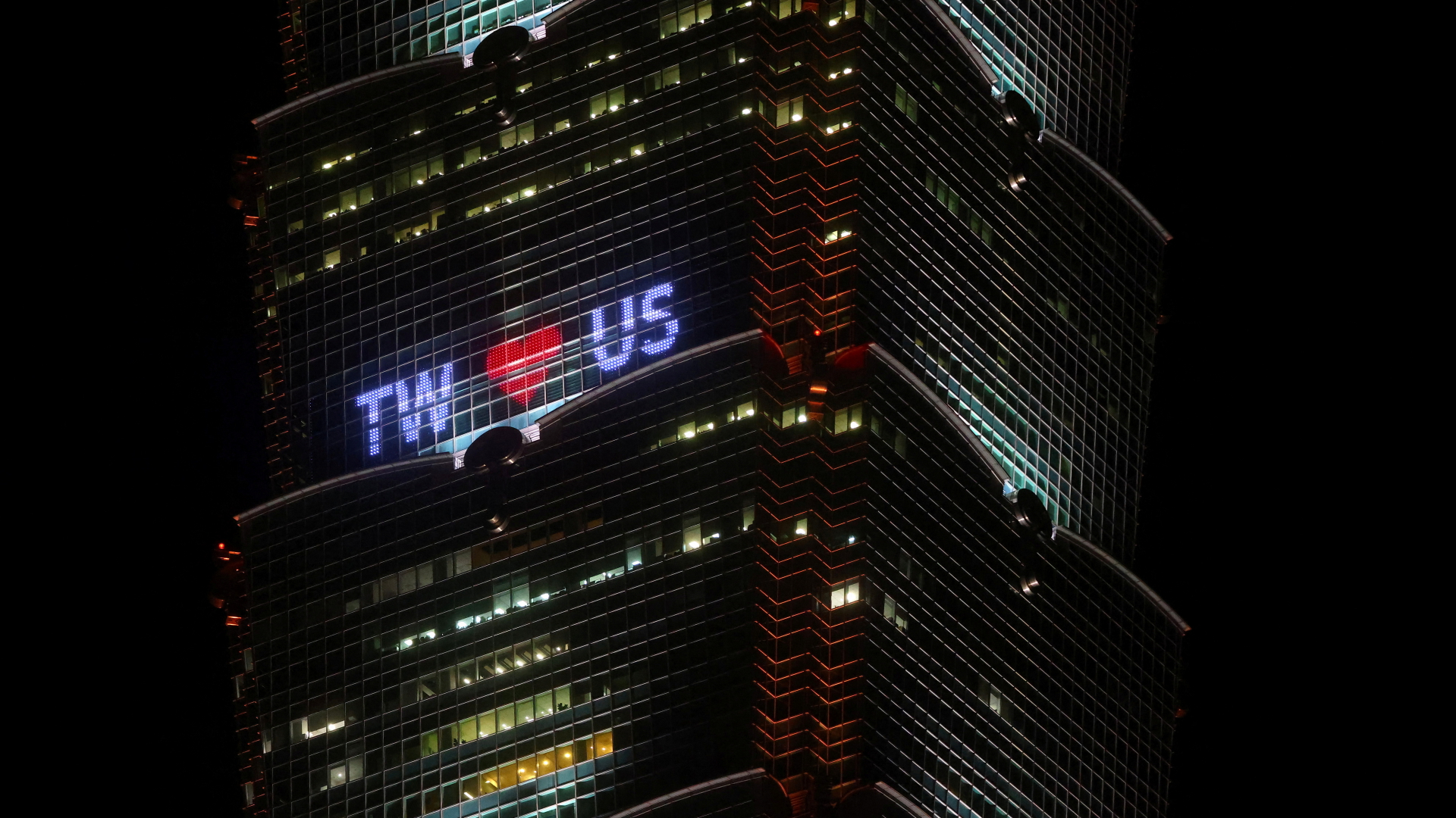 Auf Tapeihs höchstem Gebäude ist ein Herz zu sehen zwischen den Abkürzungen für Taiwan und die USA | REUTERS