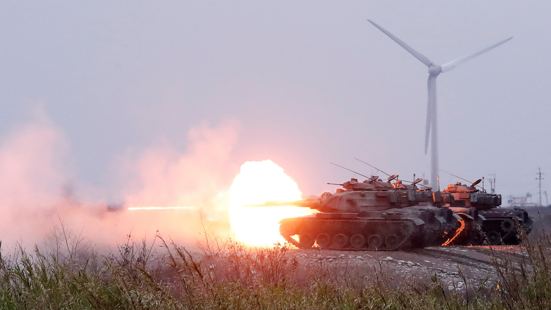Ein Panzer in Taiwan schießt auf einem Feld. | Bildquelle: REUTERS