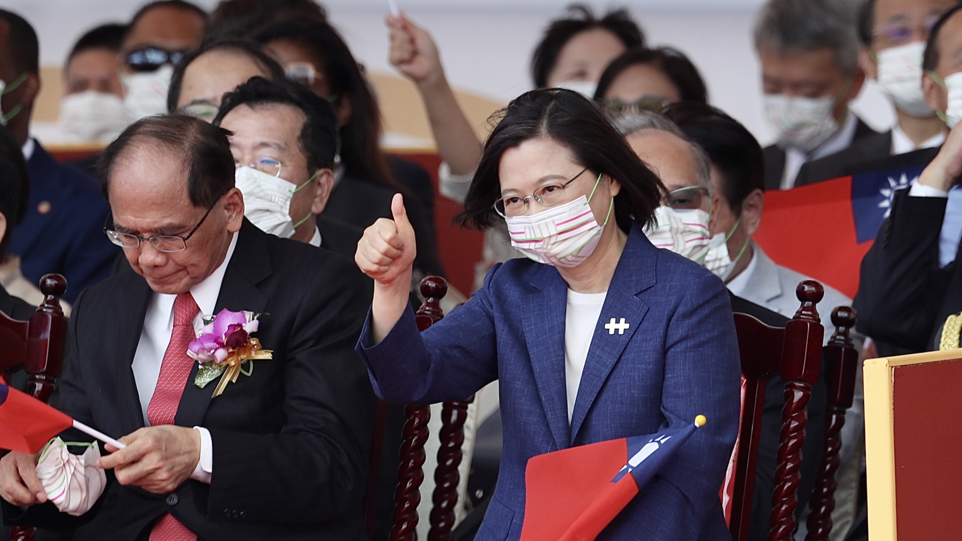 Taiwans Präsidentin Tsai Ing-wen hebt während der Zeremonien am Nationalfeiertag den Daumen