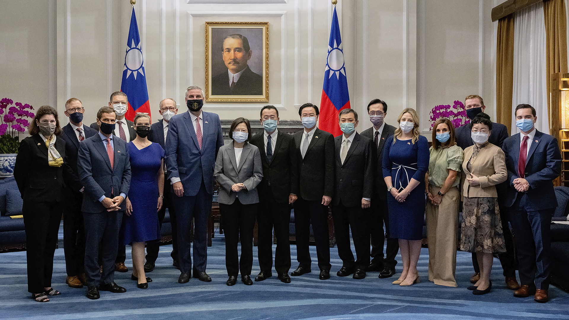 Taiwans Präsidentin Tsai Ing-wen mit der Gruppe unter Leitung des Gouverneurs von Indiana, Eric J. Holcomb | AP