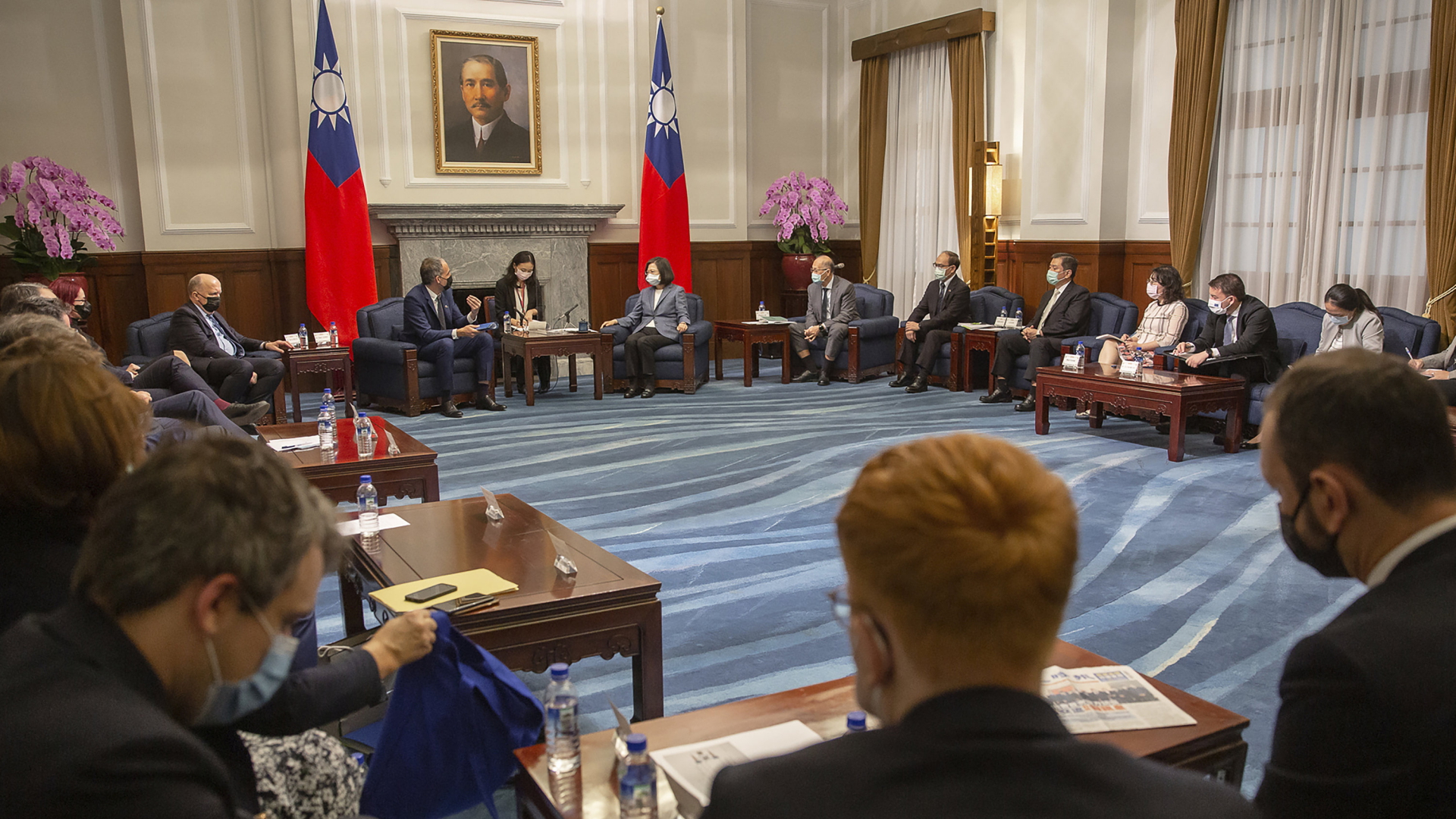 Taiwans Präsidentin Tsai (Mitte rechts) spricht mit Raphael Glucksmann, dem Vorsitzenden der EU-Delegation. | AP