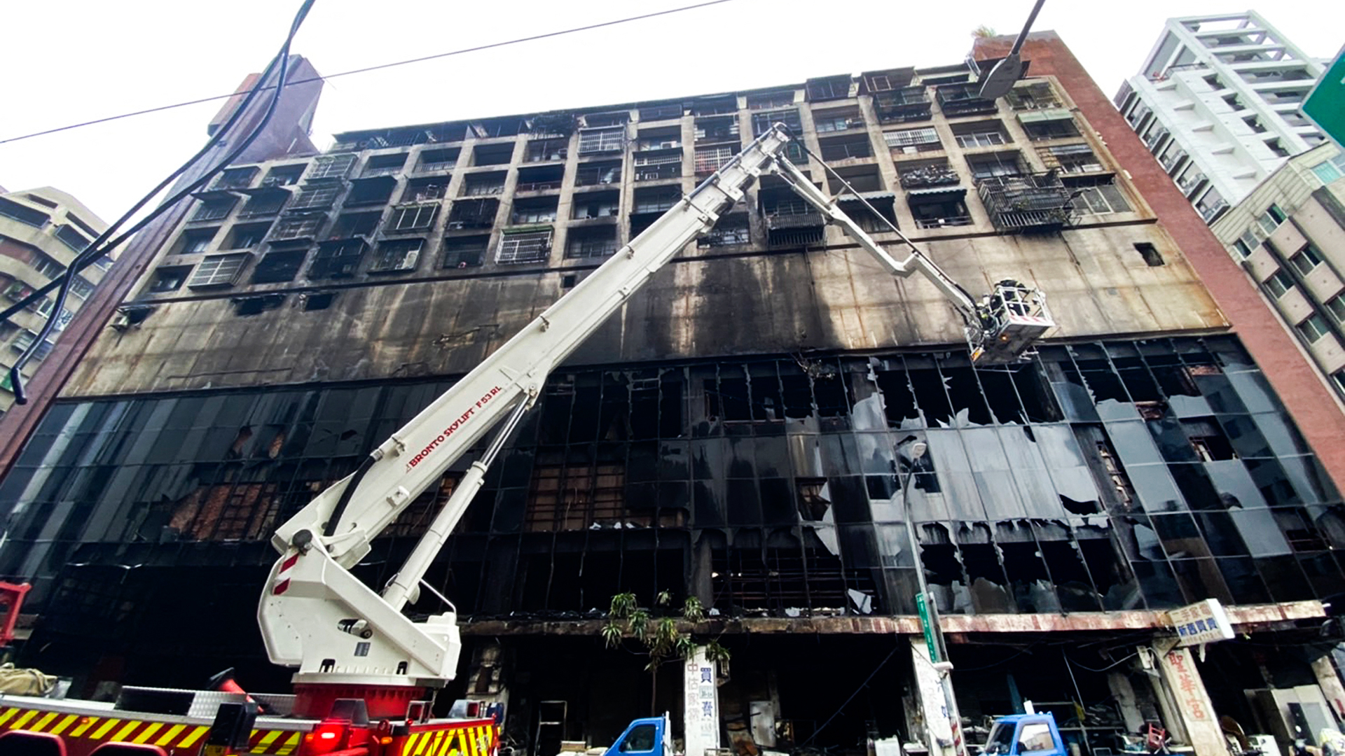Feuerwehrleute löschen ein Gebäude, das in Kaohsiung in Taiwan Feuer gefangen hat. | AFP