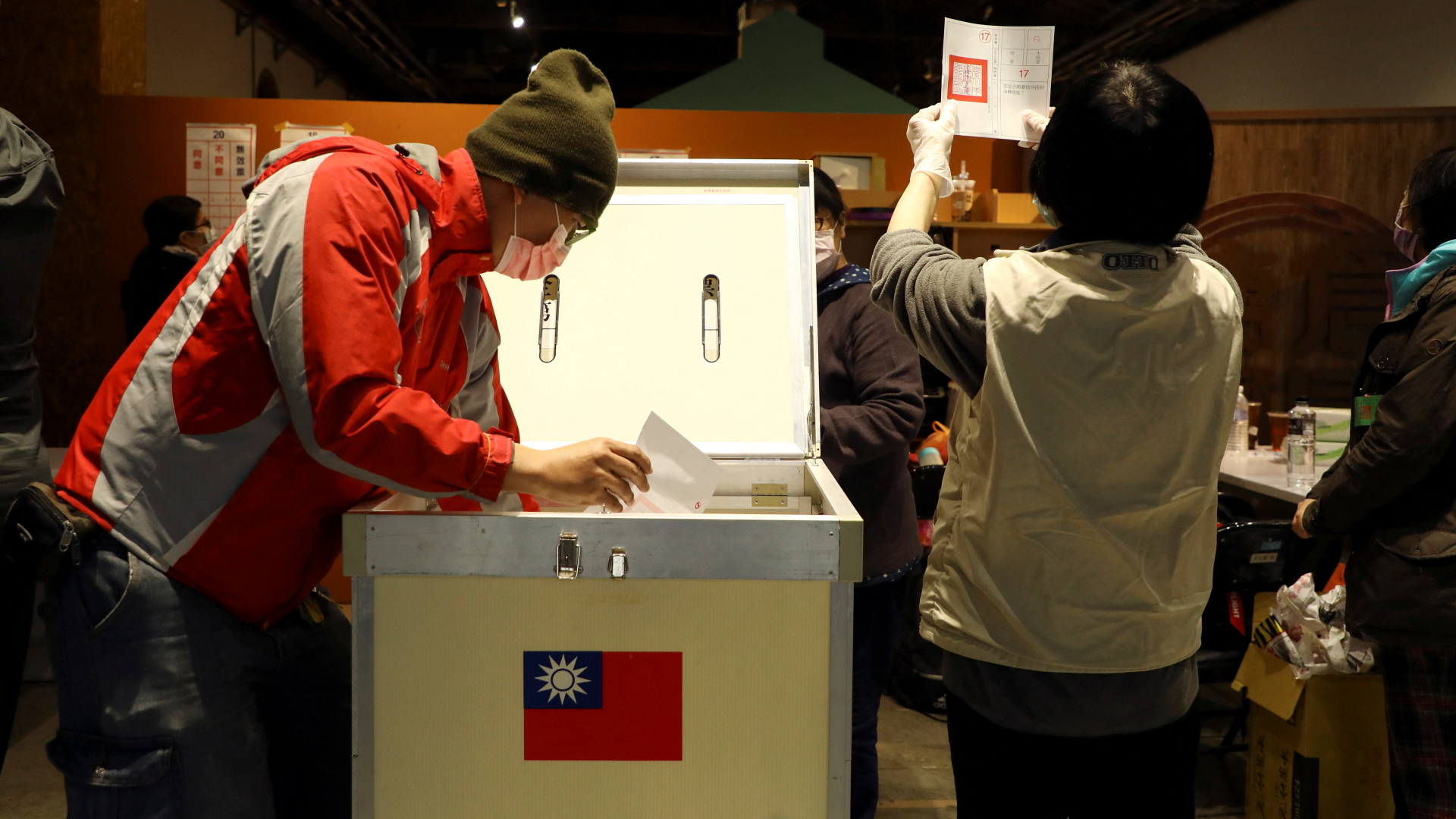 Zwei Wahlhelfer zählen Stimmzettel in Taipeh, Taiwan. | REUTERS